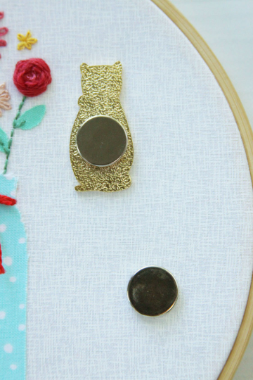 Flamingo Toes White Cat Needle Minder - Magnetic Pin Holder for Sewing, Quilting & Embroidery - Perfect for Crafters & DIY Enthusiasts