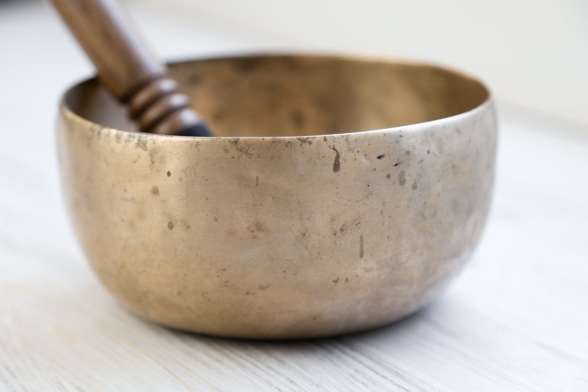 Antique Singing Bowl for Solar Plexus Chakra Healing - 164 Hz Tibetan Meditation Instrument for Yoga, Sound Therapy & Spiritual Balance