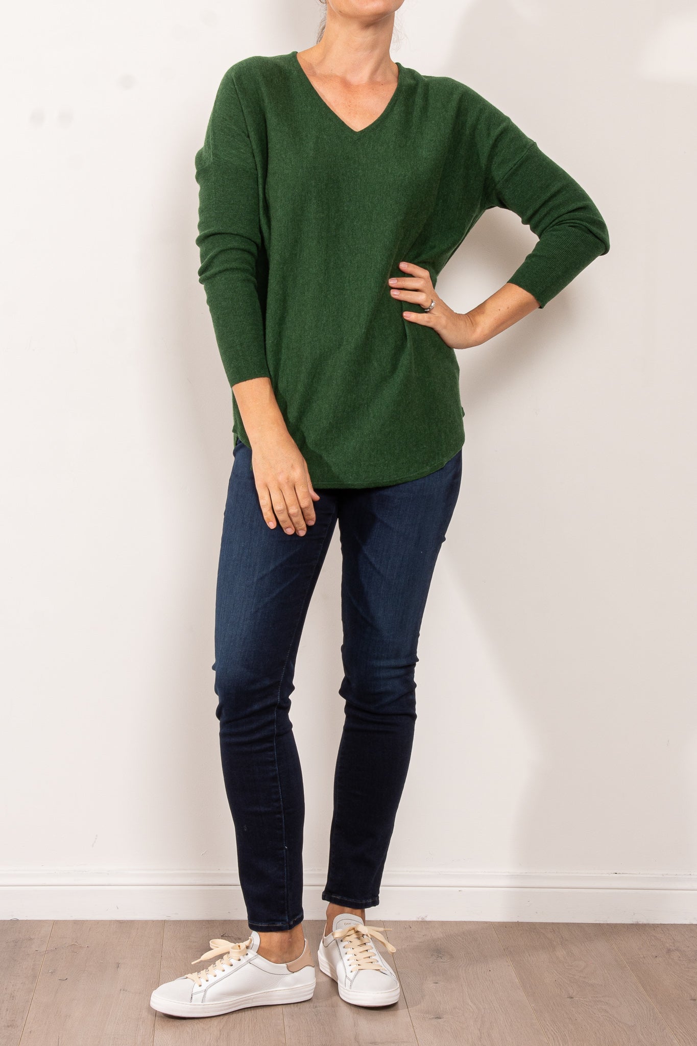 Bridge & Lord Women's Curved Hem V-Neck Jumper Sweater - Soft Knit Pullover for Casual Wear & Office Outfits