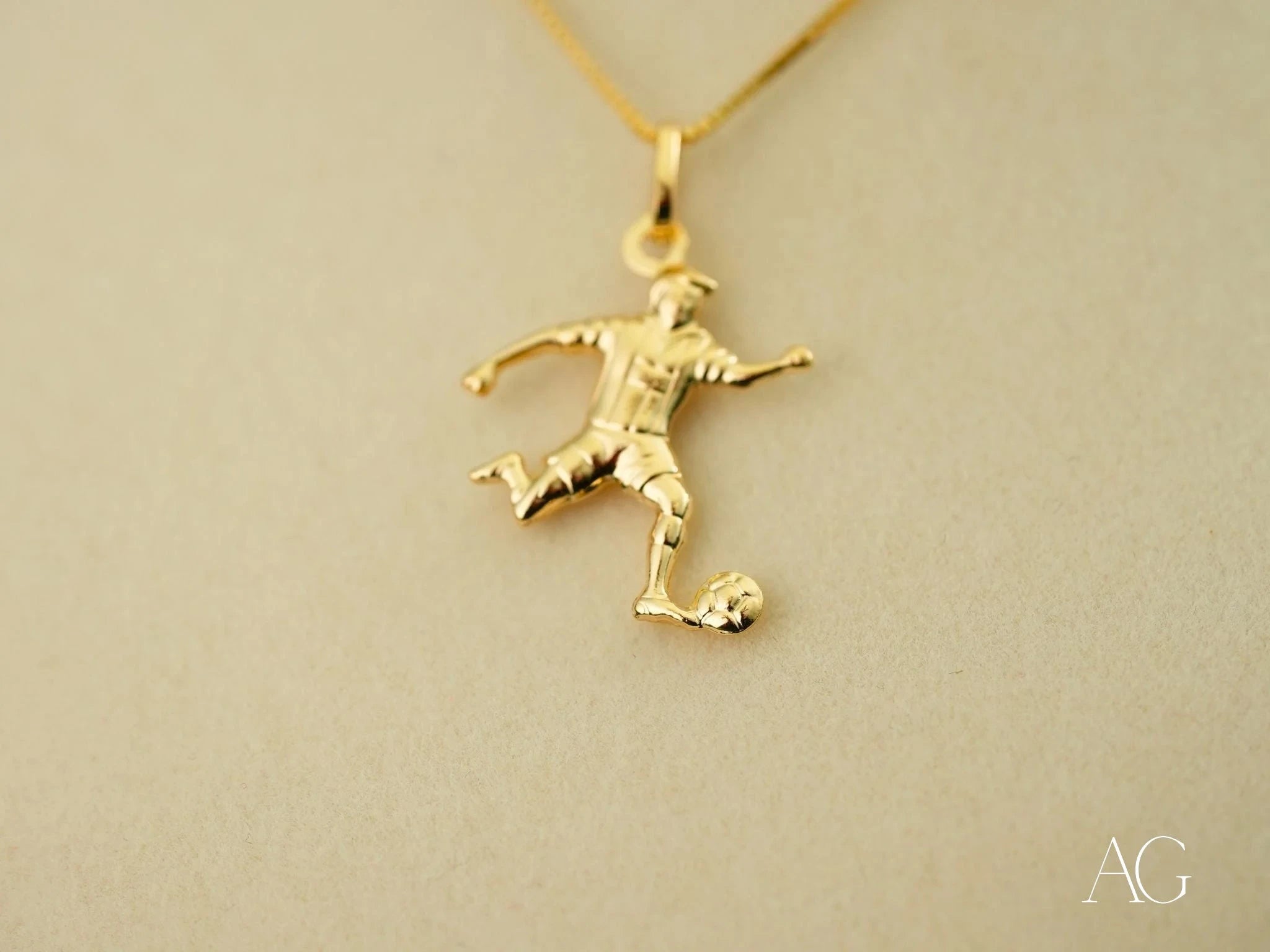 18k Gold Soccer Player Pendant for Men - Elegant Sports Jewelry Gift for Soccer Lovers, Players & Fans - Perfect for Gameday, Birthdays & Special Occasions
