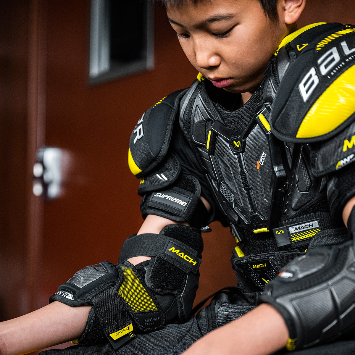 Bauer Supreme Mach Shoulder Pads for Junior Hockey Players - Lightweight & Protective Gear for Youth Ice Hockey Practice & Games