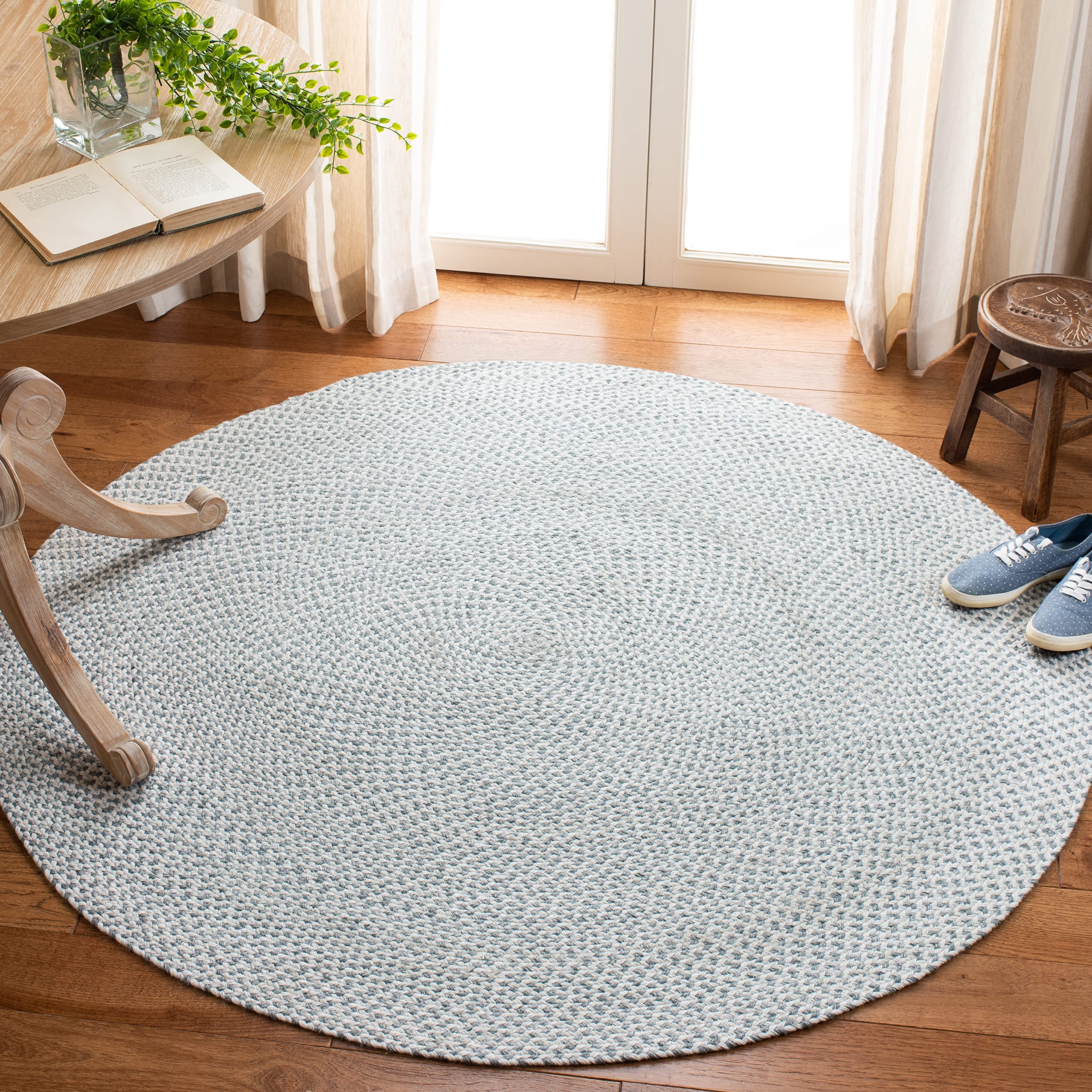 SAFAVIEH Braided Collection Handmade Reversible Round Area Rug - 6' Diameter, Silver & Ivory, Country Cottage Design for High Traffic Living Room & Bedroom | Perfect for Farmhouse Decor, Cozy Home Office & Nursery (BRD801G)