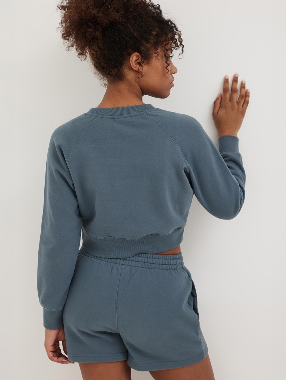 Women's Eco-Friendly Fleece Cropped Crewneck Sweatshirt with Crown Design - Cozy Casual Wear for Fall & Winter Outfits