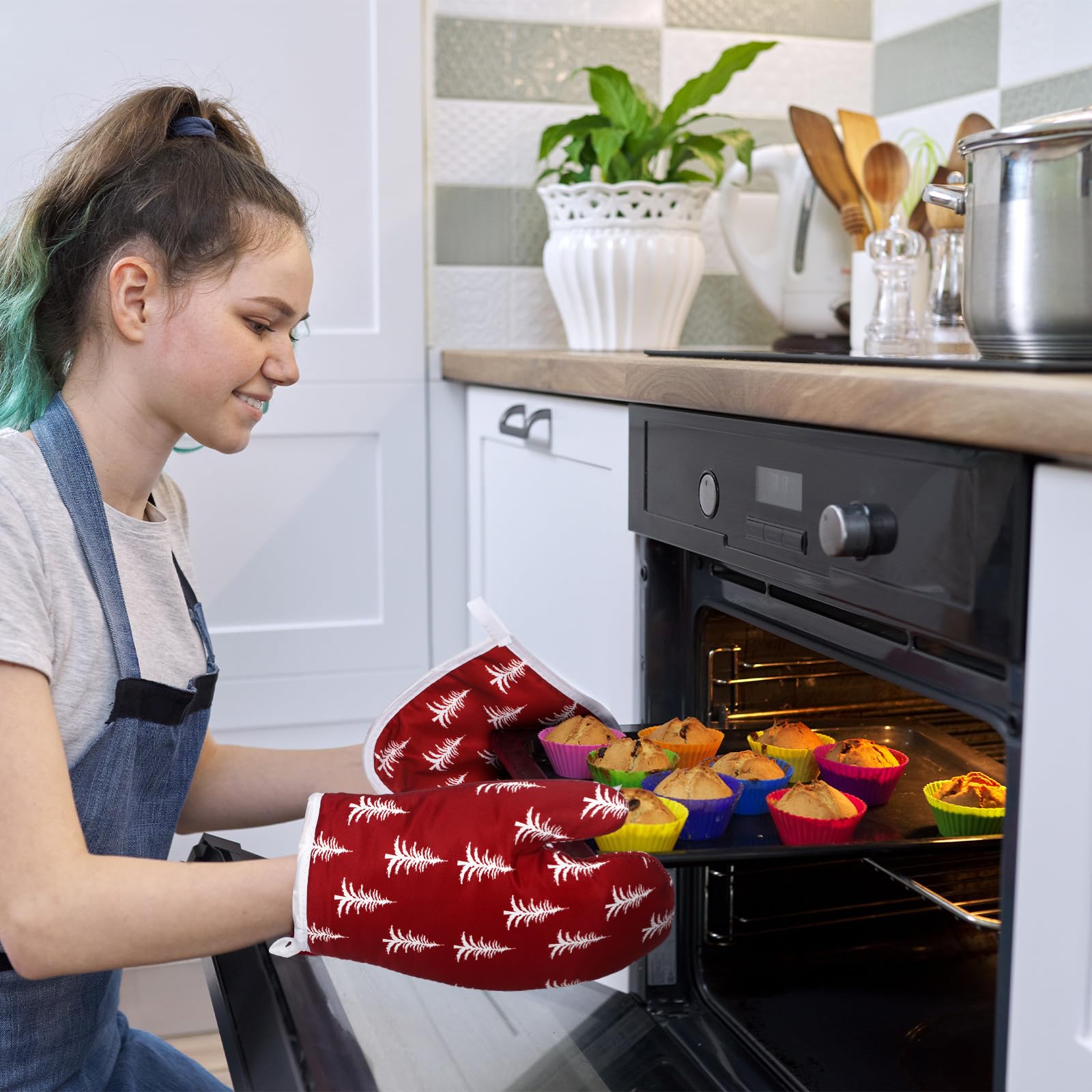 5-Piece Neutral Christmas Kitchen Towels, Oven Mitts & Pot Holder Set - Modern Holiday Decor for Farmhouse Kitchens - Xmas Tree Design - Perfect for Baking, Cooking & Festive Home Decor (Red)