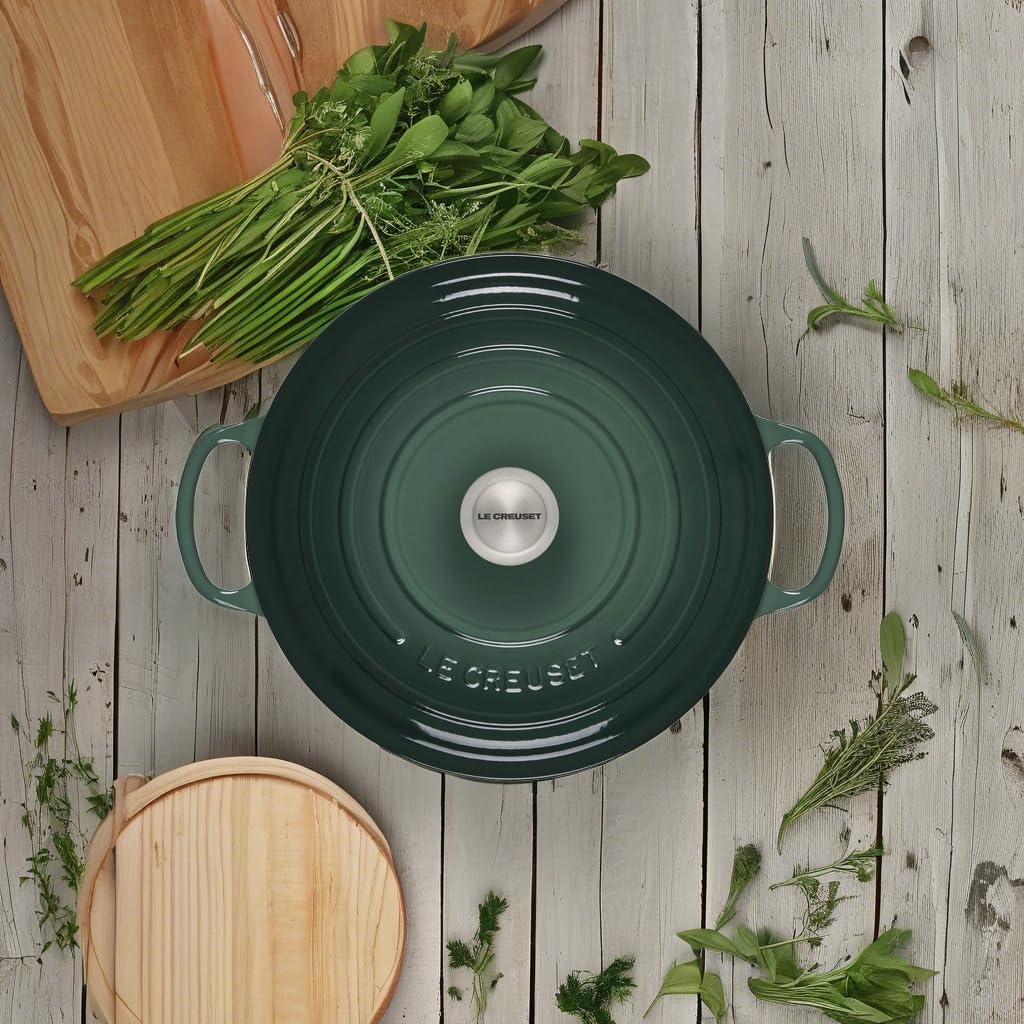 Le Creuset Signature Enameled Cast Iron Dutch Oven 6.75 Quart - Artichaut Green, Wide Round Pot for Braising, Stewing & Baking - Perfect for Soups, Bread & Family Meals