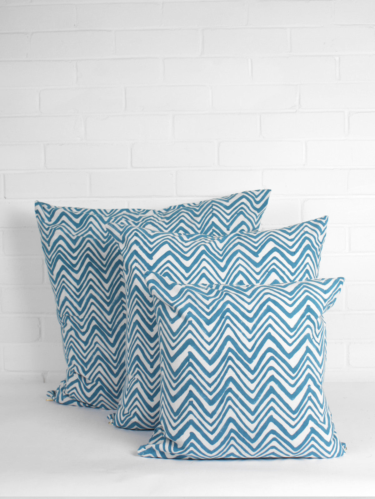 Stylish Teal Zig Zag Cushion Cover - Modern Geometric Pattern Home Decor for Sofa, Bed & Living Room