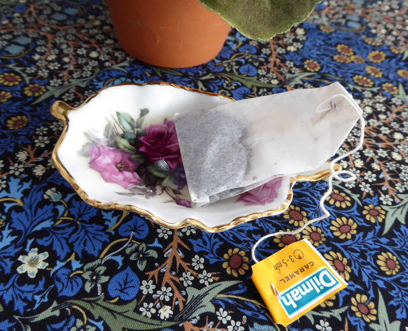 Elegant Leaf-Shaped Tea Bag Caddy - Pink Roses & Violets Design | Premium England Bone China | Royal Patrician Collection | Perfect for Afternoon Tea & Kitchen Organization