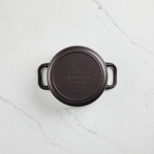 Smithey Vintage American Dutch Oven 5.5 Quart - Cast Iron Cookware Made in USA - Perfect for Camping, Baking & Family Dinners