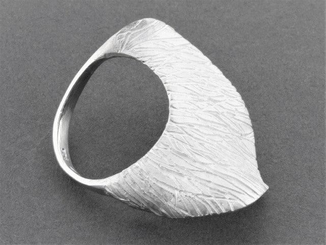 Elegant Silver Wave Ring for Women - Medium Size Stackable Boho Jewelry - Perfect for Casual Wear, Beach Outfits & Layering