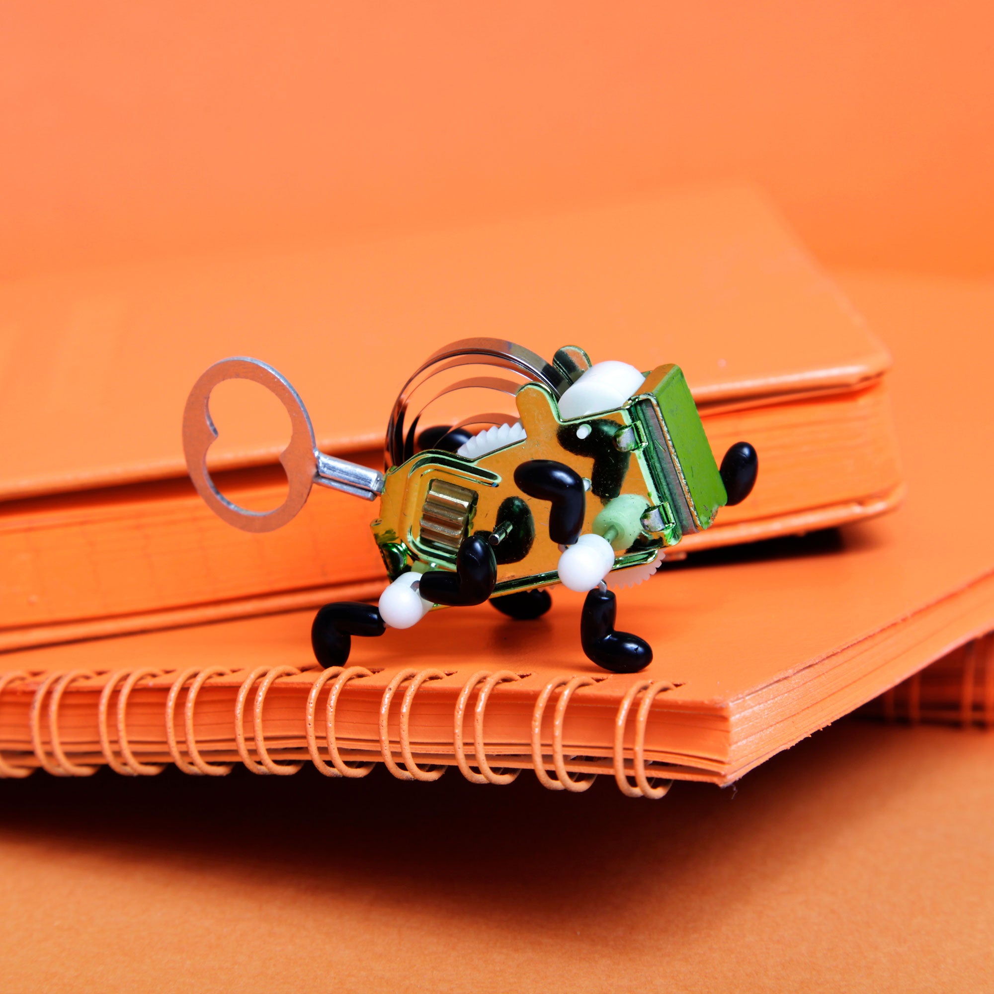 Pea Wind Up Toy - Fun & Interactive Hand Crank Mechanical Toy for Kids - Perfect for Playtime, Stress Relief & Collectibles