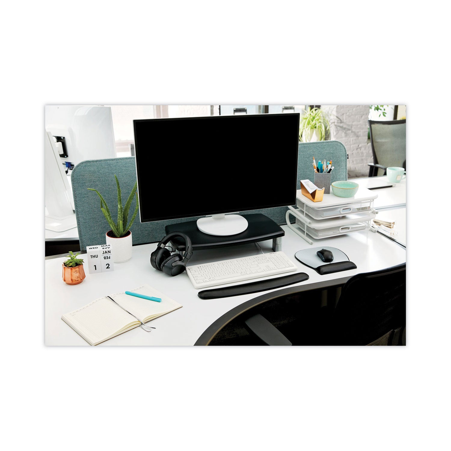 3M™ Extra Wide Adjustable Monitor Stand - 20