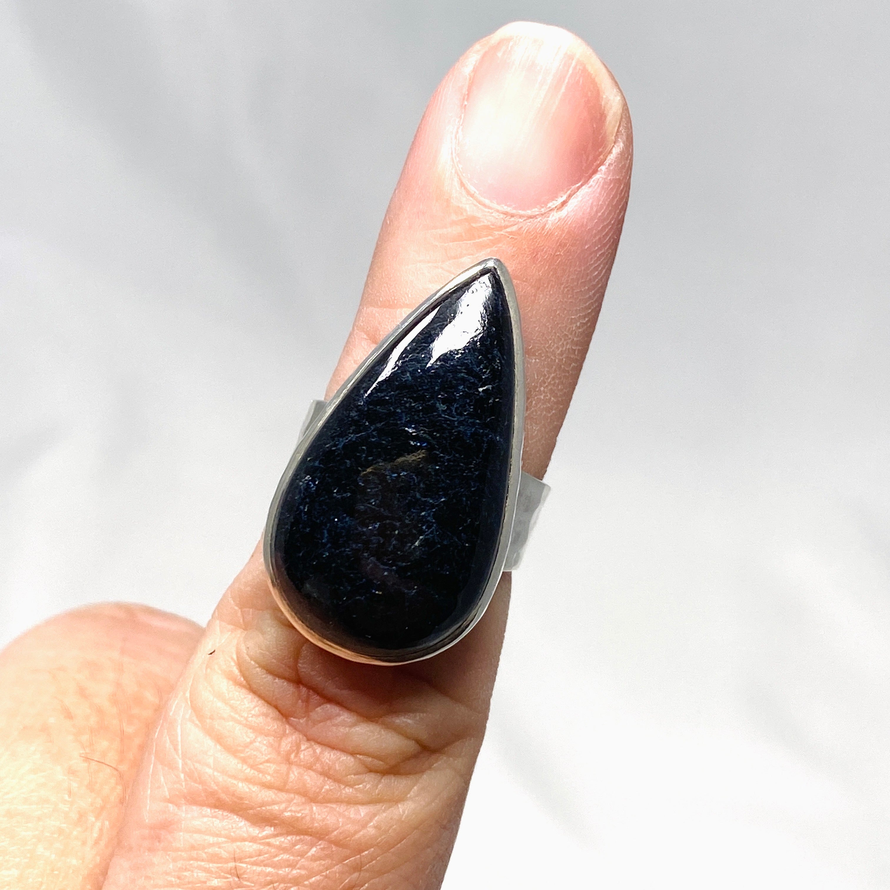 Black Tourmaline Teardrop Hammered Band Ring for Women - Size 7 - KRGJ2874 - Perfect for Spiritual Healing, Energy Protection & Everyday Fashion Jewelry