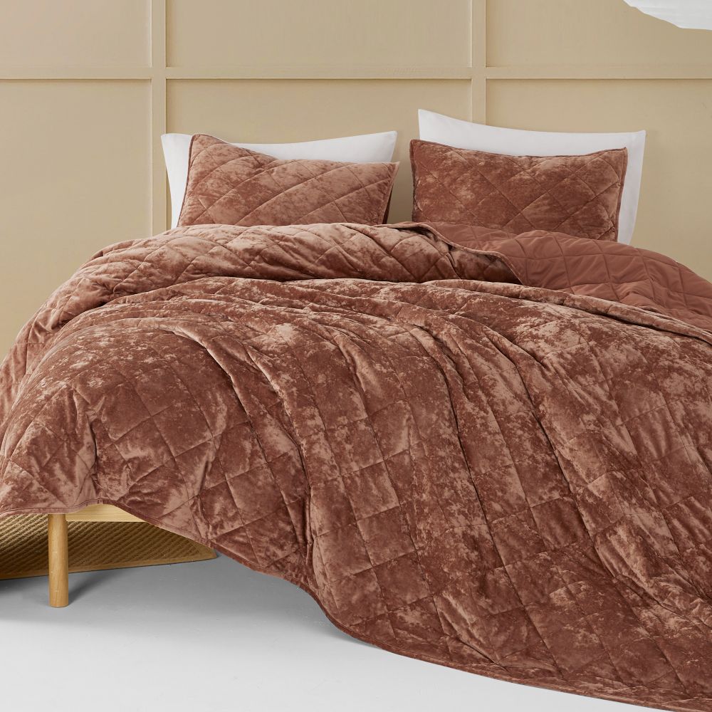 Luxurious Reddish Brown Velvet 3-Piece Quilt Set - King/Queen Size Bedding for Cozy Winter Nights & Elegant Bedroom Decor