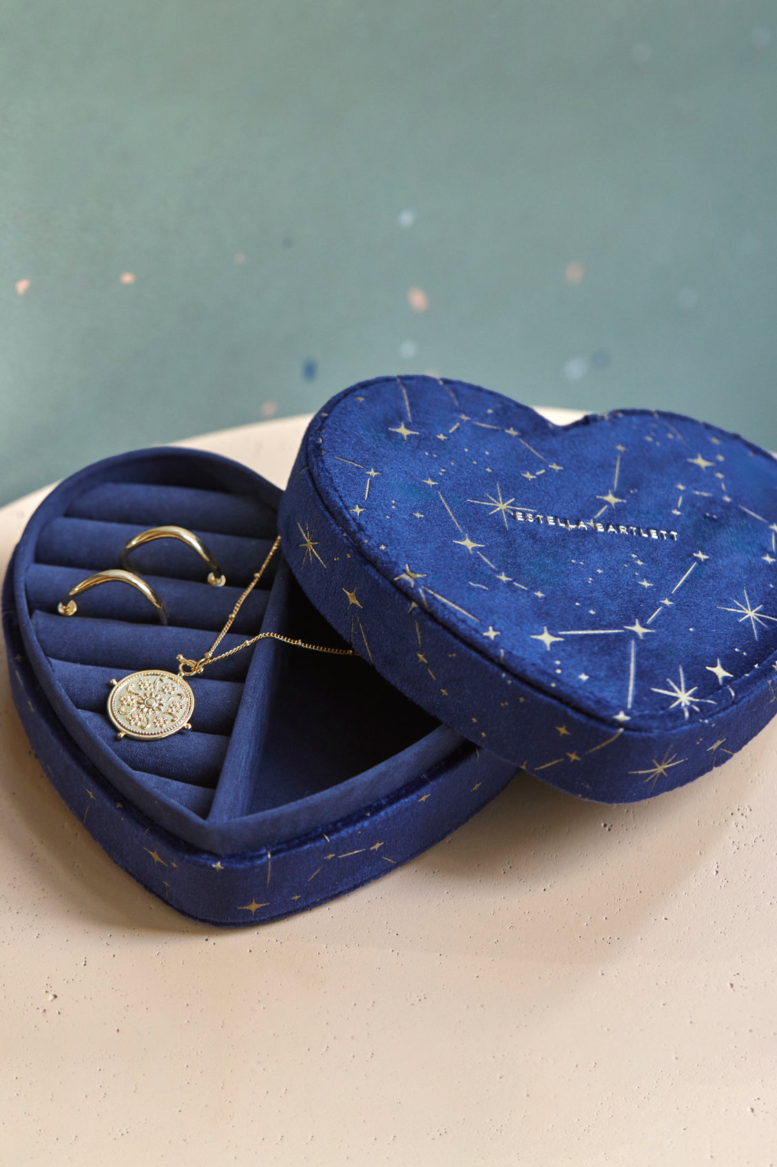 Elegant Heart-Shaped Jewelry Box for Women - Perfect for Necklaces, Rings & Earrings - Romantic Gift for Valentine's Day, Anniversary & Special Occasions