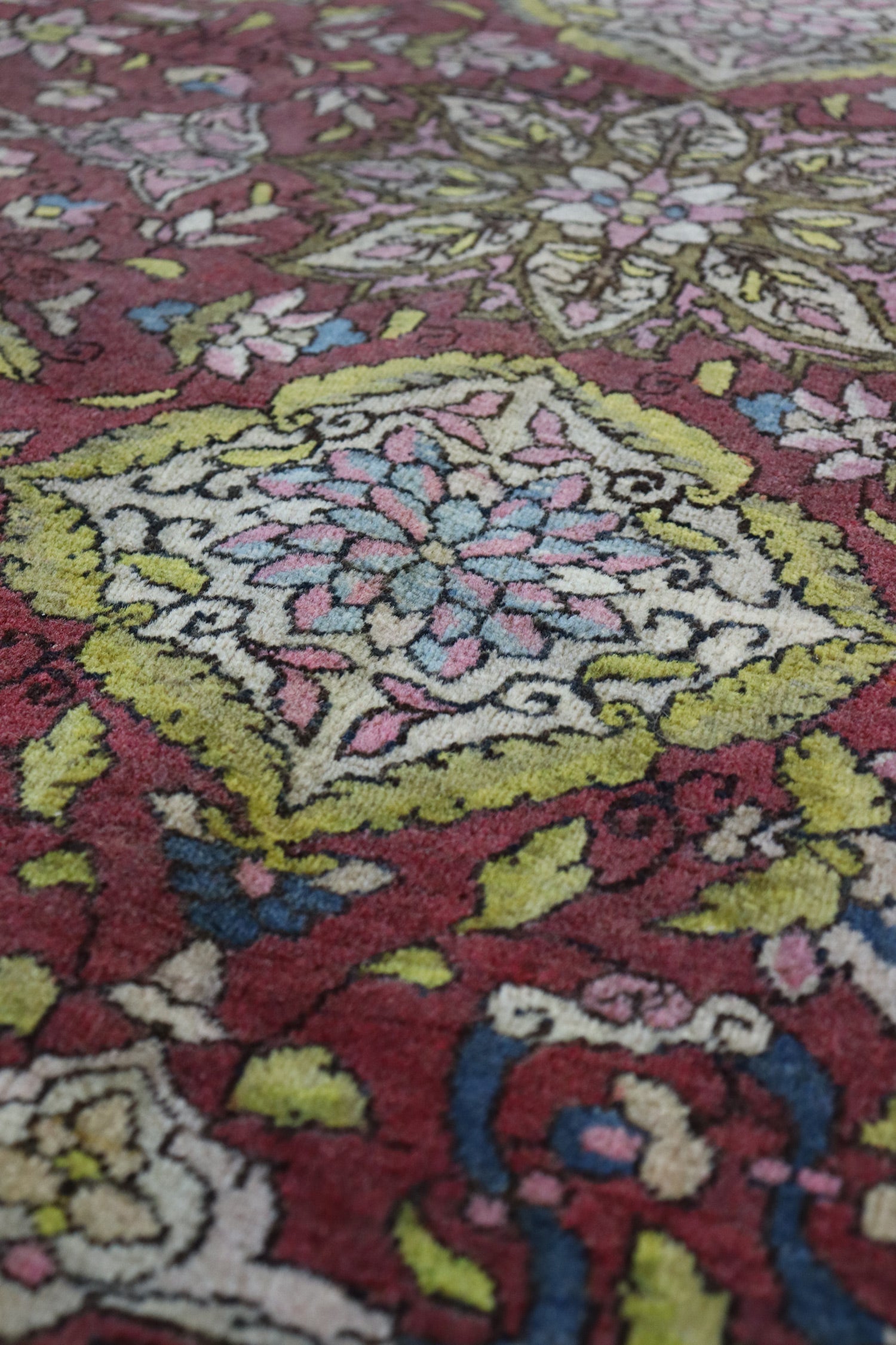 Antique Isphahan Handwoven Traditional Persian Rug - J67187 - Perfect for Living Room, Bedroom & Home Decor
