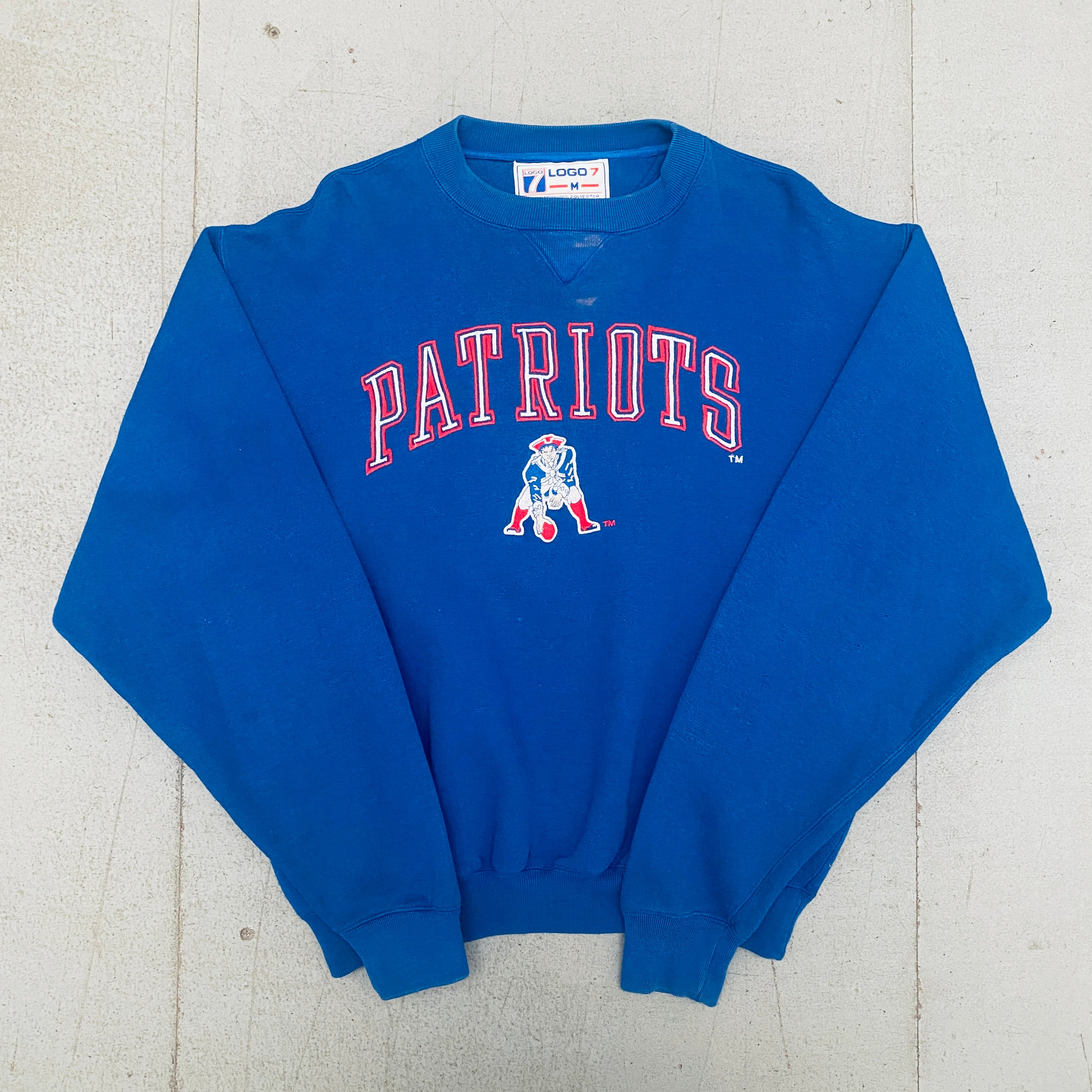 New England Patriots 1990s Logo 7 Pat Patriot Embroidered Spellout Sweatshirt (Large) - Vintage NFL Fan Gear for Game Day & Casual Wear
