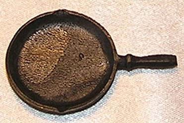 Miniature Black Frying Pan for Dollhouse - 1:12 Scale Kitchen Accessory - Perfect for Dollhouse Decor, Miniature Cooking Scenes & Collectors