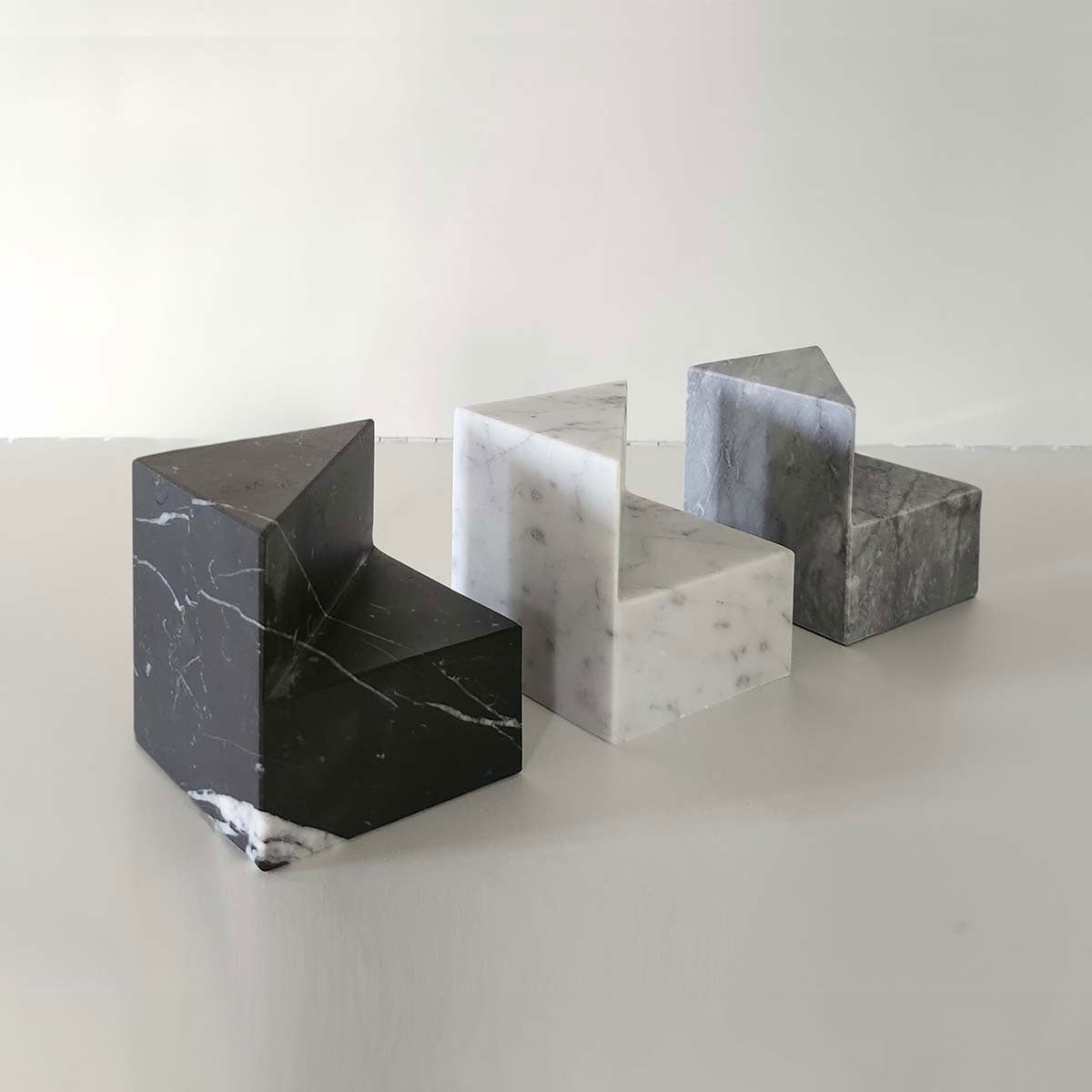 Premium Marble Book Holder - Elegant and Durable Bookend for Home & Office Decor - Perfect for Bookshelves, Desks, and Gift Giving