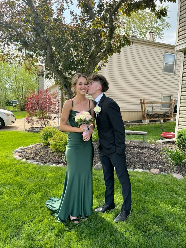 Elegant Green Mermaid Long Prom Dress for Women - Formal Evening Gown with Sequins (Style J5206) - Perfect for Homecoming, Quinceañera, and Black Tie Events