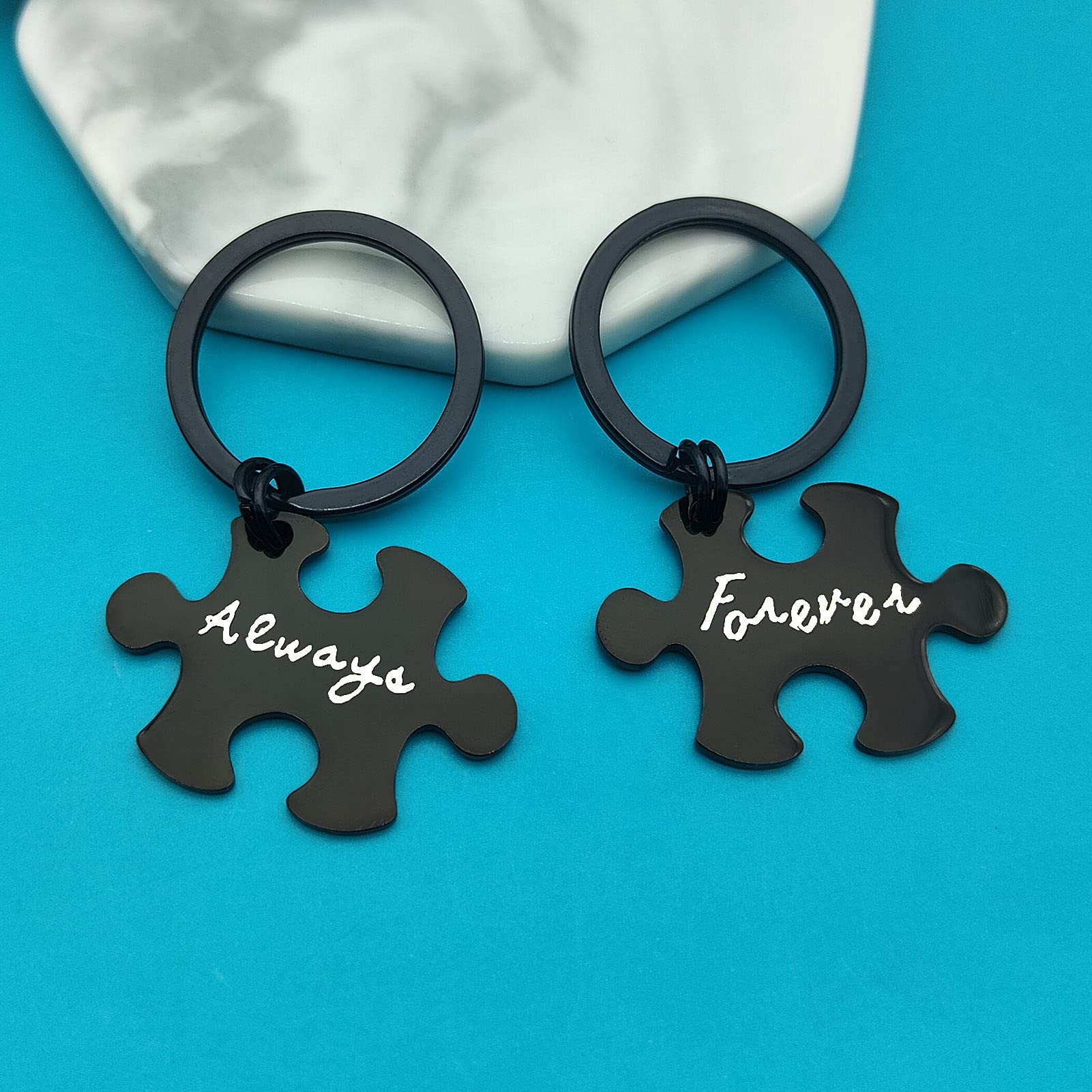 Romantic Couple Keychain Set - Perfect Valentine's Day, Christmas, Birthday & Anniversary Gift for Boyfriend, Girlfriend, Husband or Wife - Heart-Shaped Matching Keychains for Couples - Ideal for Everyday Use & Special Occasions
