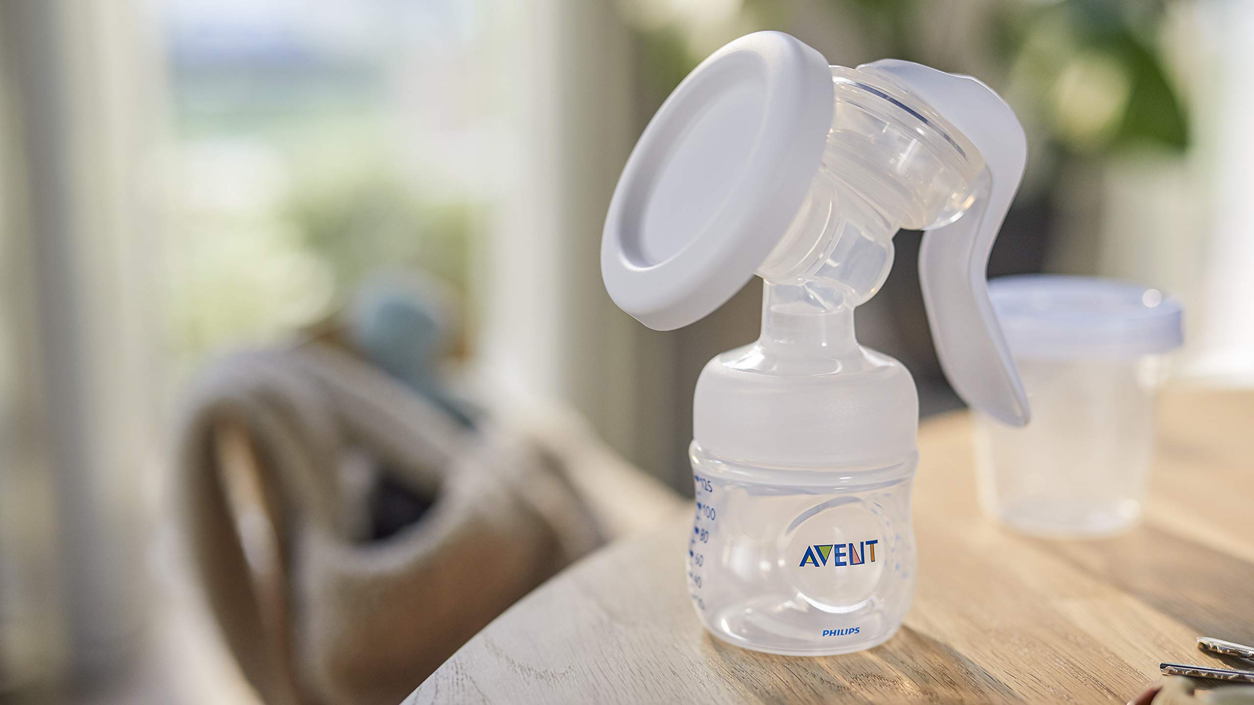 Philips Avent Manual Breast Pump with Natural Motion Technology - SCF430/10 - Comfortable & Efficient for Nursing Moms at Home or Travel
