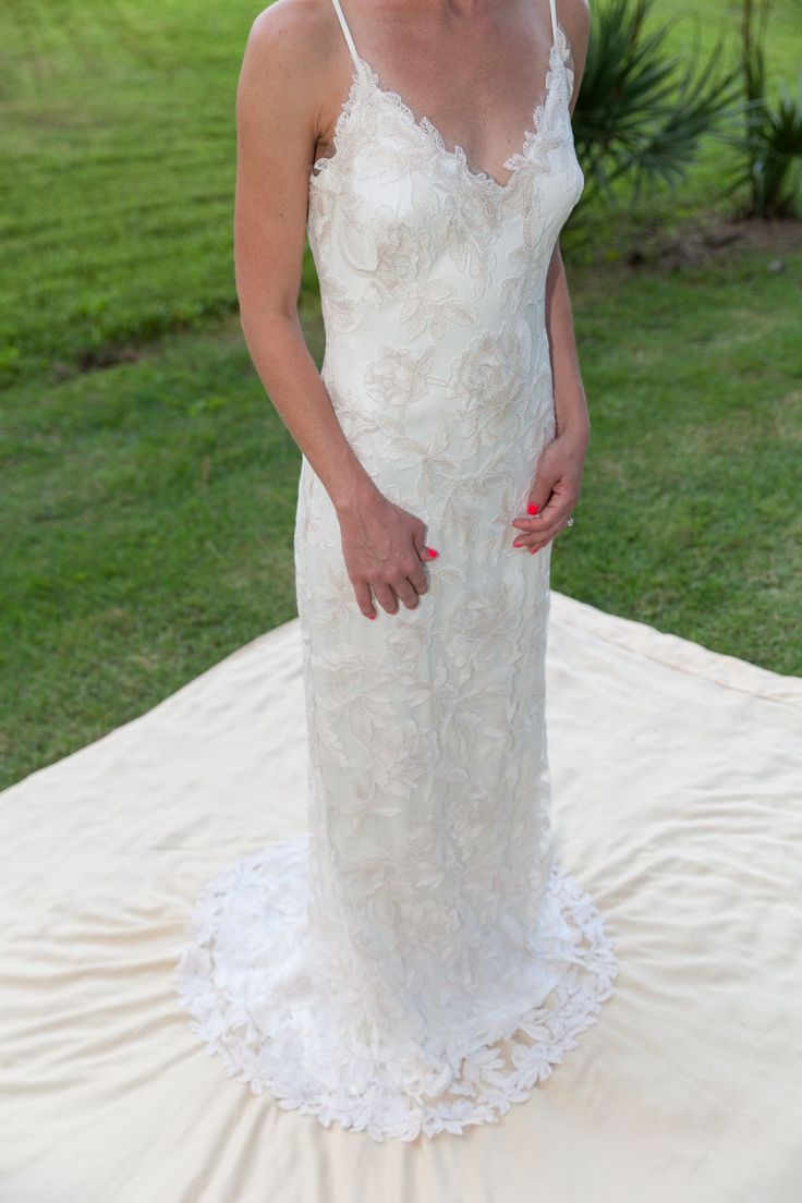 BHLDN Tadashi Shoji Montana Wedding Dress - Elegant Lace Bridal Gown for Bride, Perfect for Church Ceremony & Outdoor Wedding Photos