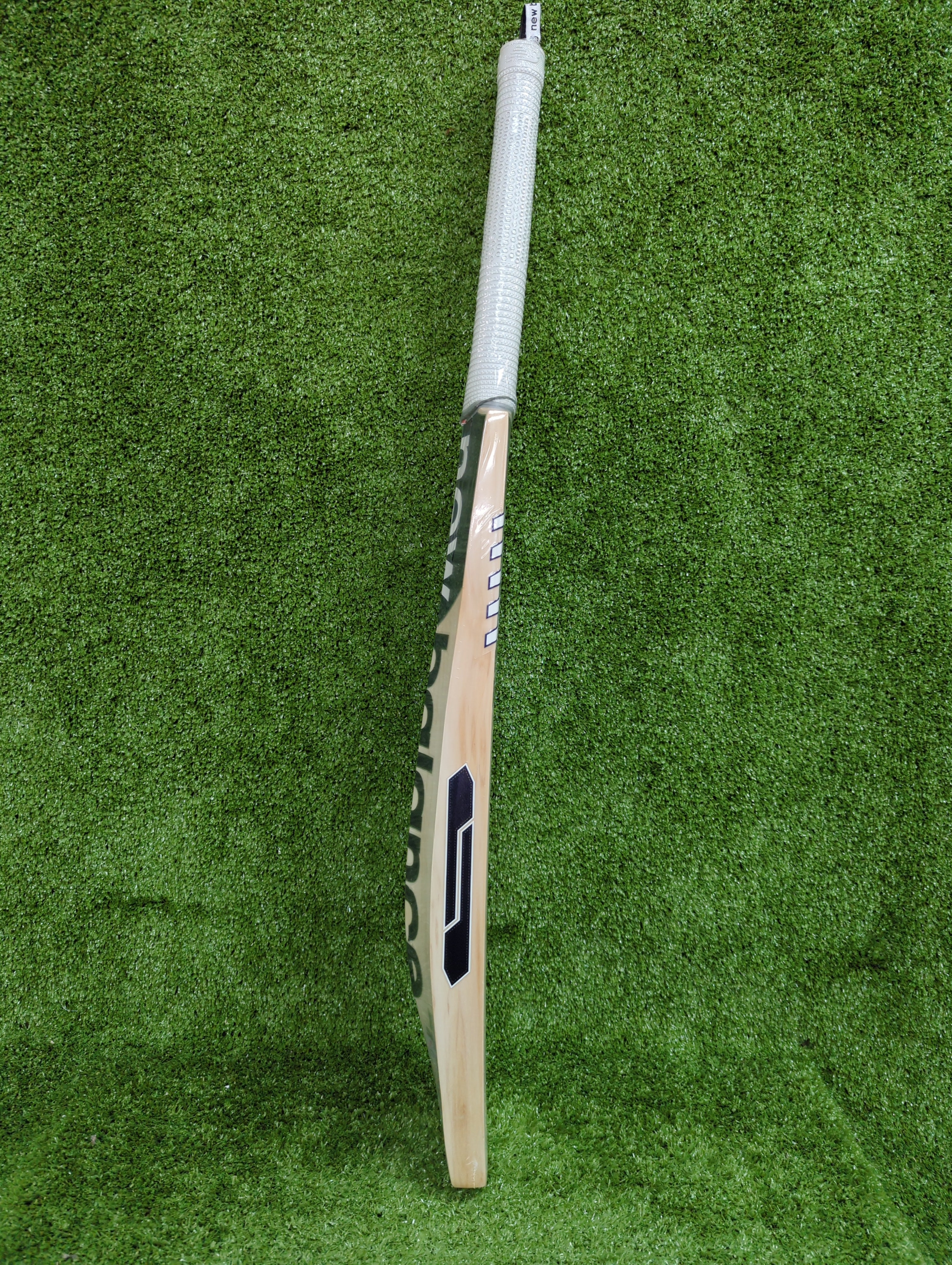 NB DC 700i PRO English Willow Cricket Bat - Premium Grade 1 Willow, Lightweight Design for Powerful Shots - Perfect for Professional Matches & Training Sessions