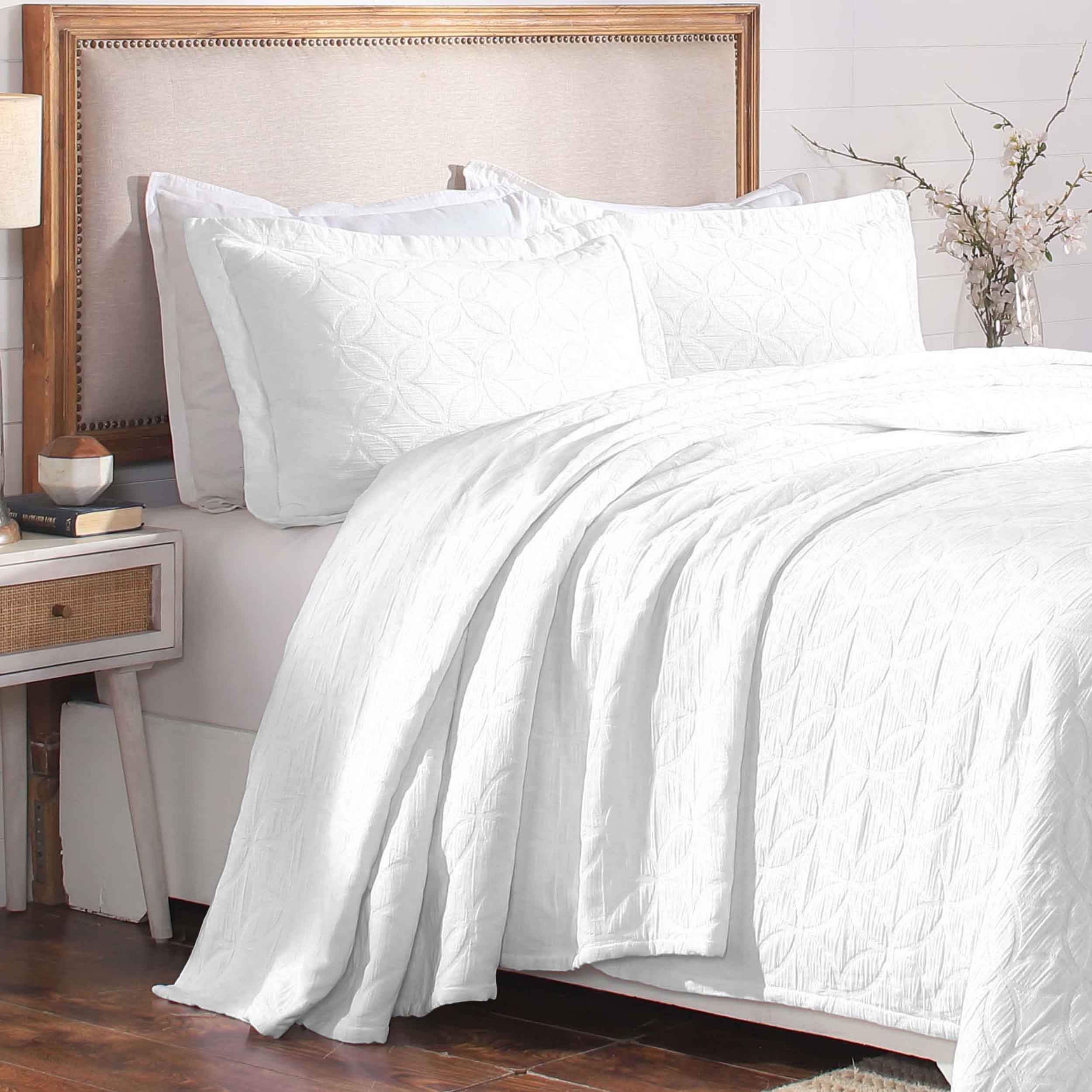Serenity Cotton Matelasse Celtic Circle Airy Bedspread Set - Queen Size Lightweight Quilted Coverlet with All-Over Embroidery for Bedroom Decor, Guest Room & Cozy Home Styling