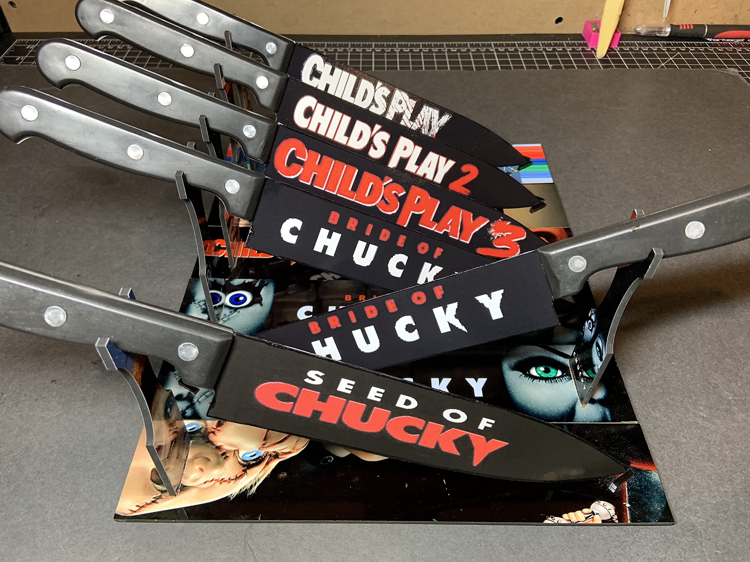Child's Play Chucky 6-Piece Knife Set with Sublimated Stand - Horror Movie Collectible for Halloween Decor & Kitchen Display