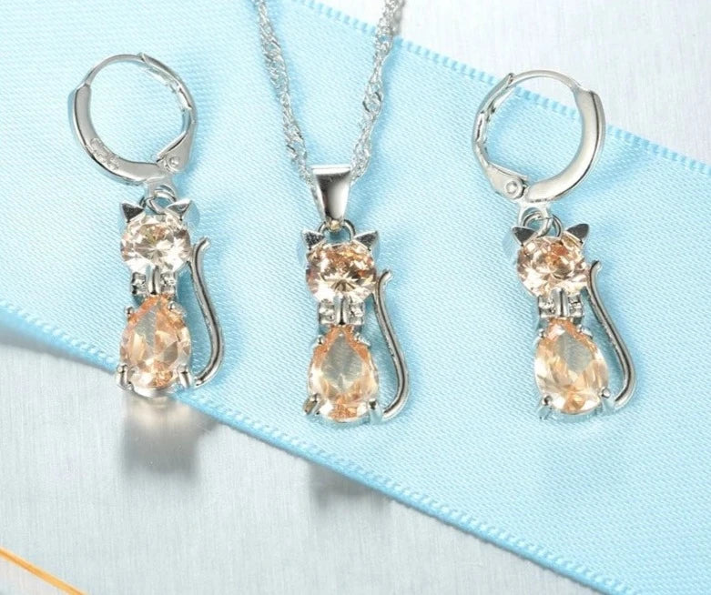 Stylish Cute Cat Pendant Necklace for Women - Elegant Animal Jewelry Gift for Cat Lovers - Perfect for Daily Wear, Parties & Special Occasions