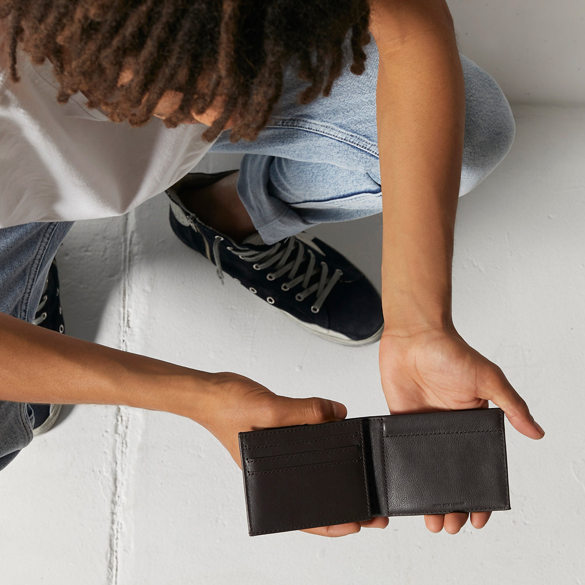 Noah Genuine Leather Wallet for Men - Slim RFID Blocking Bifold Wallet with Money Clip - Chocolate Brown - Perfect for Everyday Carry & Travel