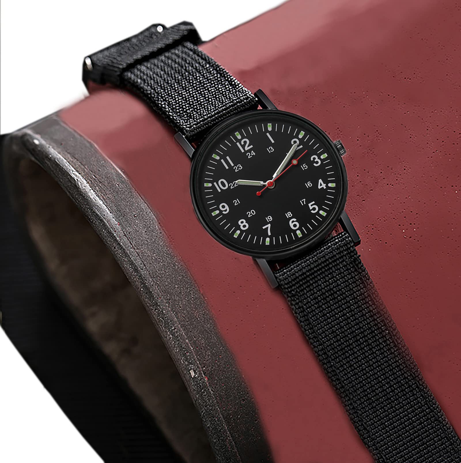 **Men's Casual Outdoor Watch with Nylon Band - Waterproof Quartz Wristwatch for Hiking, Travel & Everyday Wear**