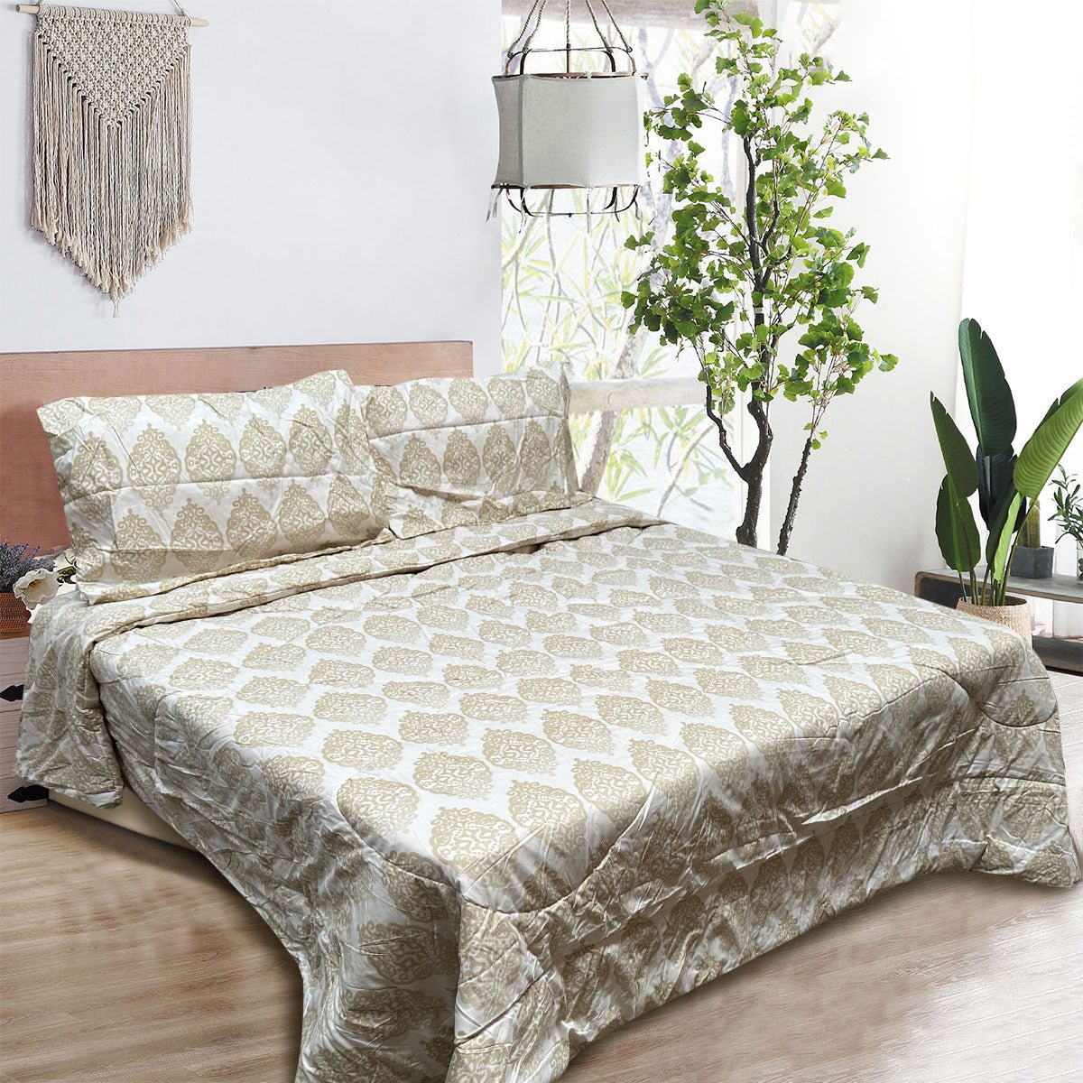 Ultra Lightweight 3-Piece Comforter Set Queen/King - Hotel Luxury Bedding in Light Gold for Cozy Bedroom & Guest Room Decor