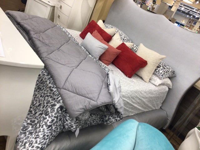 Luxury 8-Piece King Size Bedding Set - Soft Grey Comforter, Sheets & Pillowcases for Cozy Sleep | Perfect for Master Bedroom, Guest Room & Hotel Style Decor