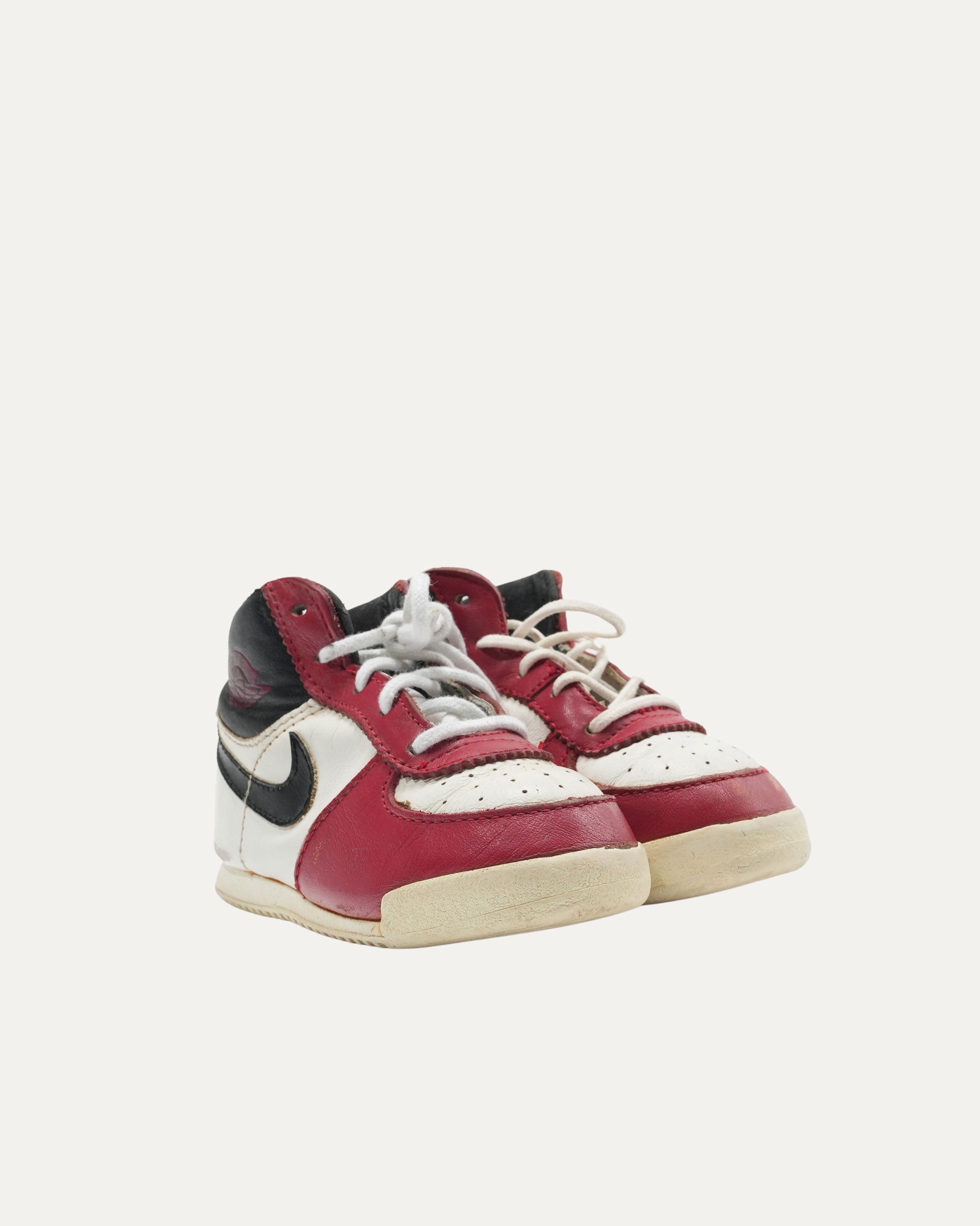 1985 Air Jordan 1 'Chicago' Retro Basketball Shoes - Vintage Sneakers for Men, Authentic Nike Jordan 1 High Tops - Perfect for Collectors, Streetwear Fashion & Basketball Games