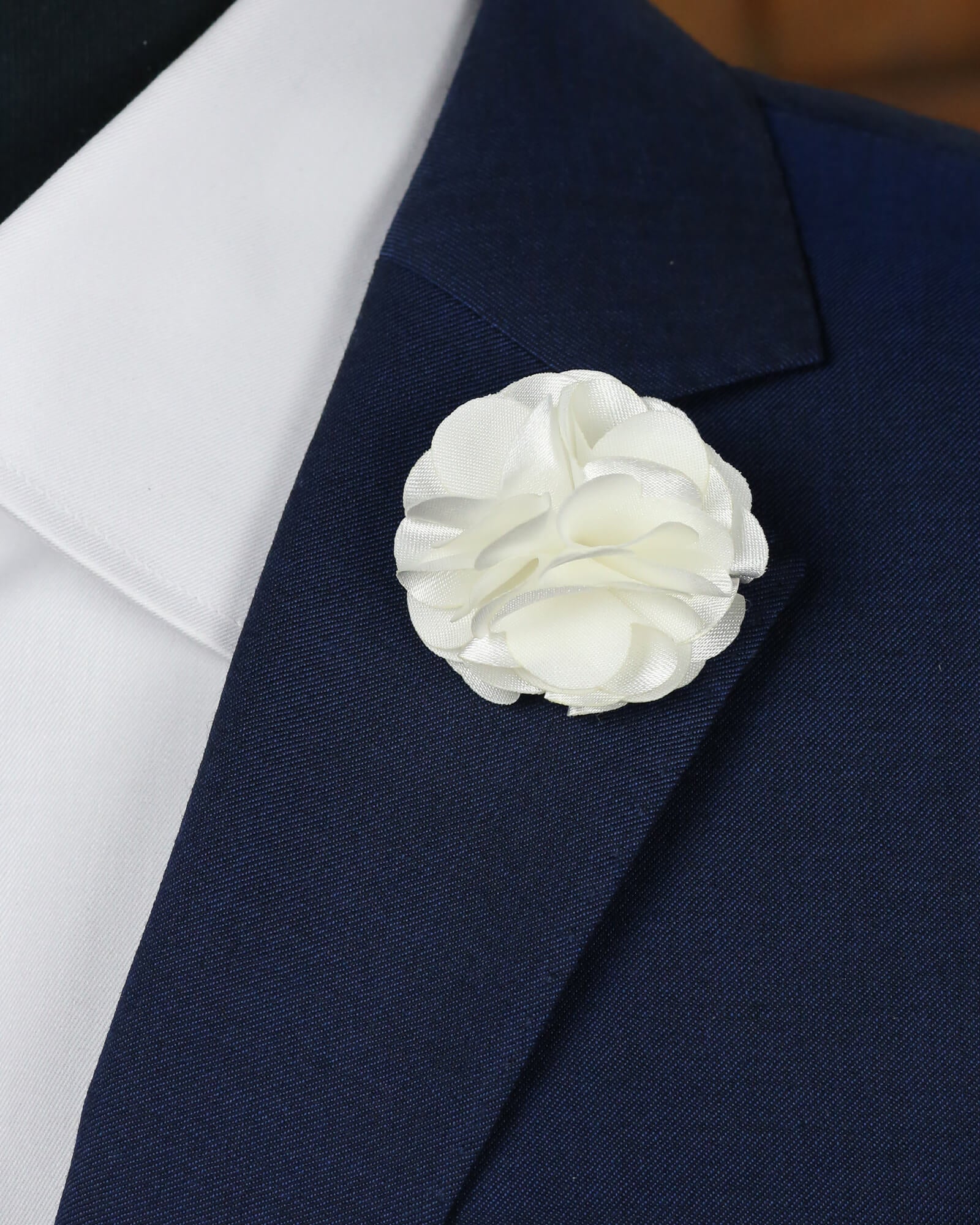DÉCLIC Elegant White Floral Lapel Pin for Women - Perfect for Weddings, Parties, and Professional Attire