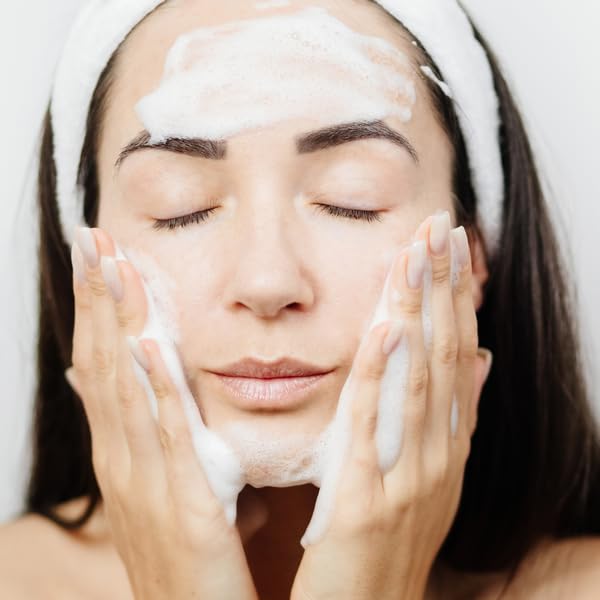 Gentle Retinol Facial Wash & Exfoliating Cleanser - Hydrating Gel-to-Foam Formula with Avena Sativa Extract - Clarifies Pores, Removes Makeup, Oil & SPF - 12 Fl Oz - Perfect for Daily Skincare Routine & Post-Workout Refresh
