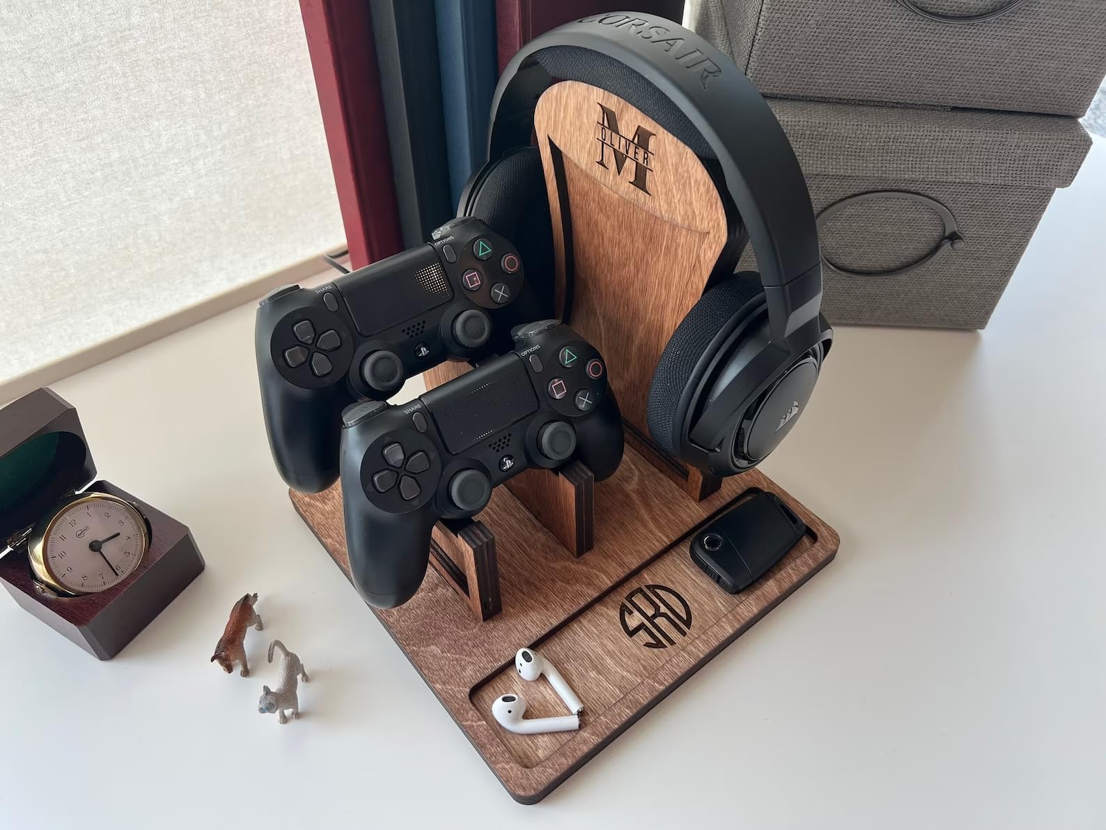 Premium Wooden Headphone Stand with Game Controller Holder - Compatible with Xbox ONE, Xbox 360, PS5, Switch, STEAM, PC & Nintendo - Gaming Desk Organizer Accessories (Light Brown, Customizable Top & Bottom) - Perfect for Gamers' Setup & Office Organization