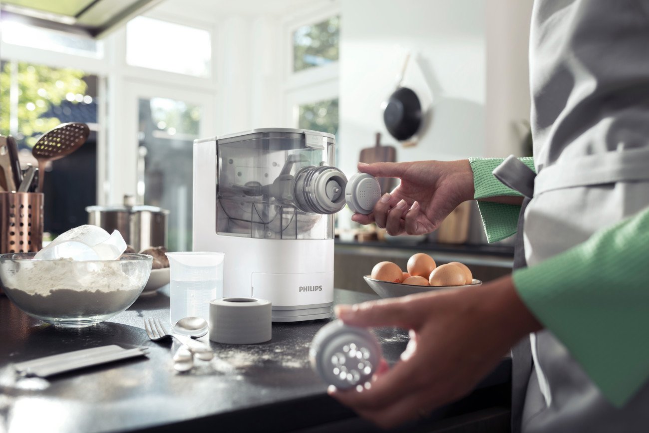 Philips Viva Collection HR2370/05 Compact Automatic Pasta and Noodle Maker Machine with 3 Classic Shaping Discs & Recipe Book - Perfect for Homemade Italian Pasta, Asian Noodles & Family Cooking - Small White Kitchen Appliance for Home Chefs