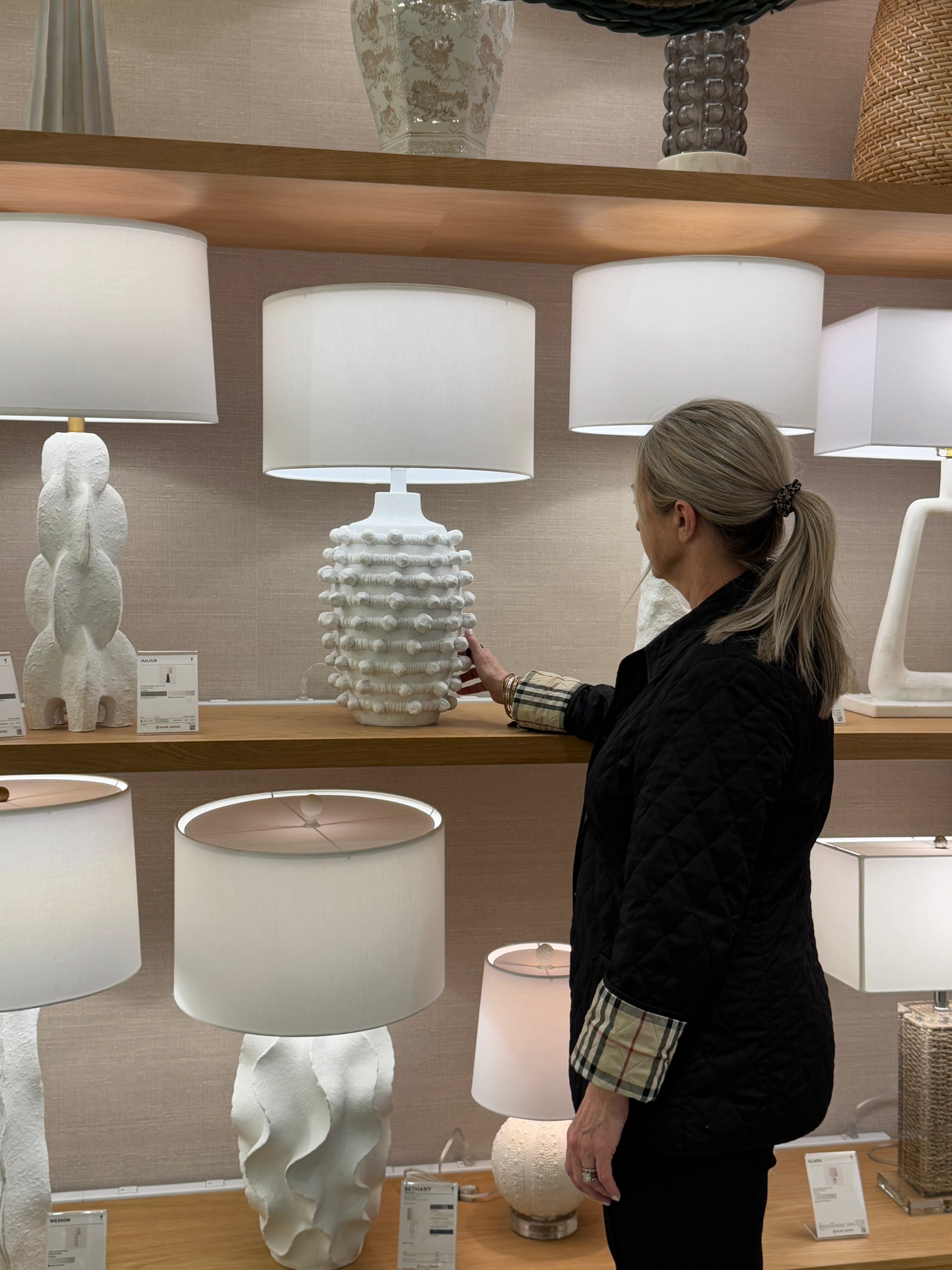 Leah Table Lamp - Modern Matte White Resin Bedside Lamp for Living Room, Bedroom & Office - Soft Ambient Lighting for Home Decor & Workspace