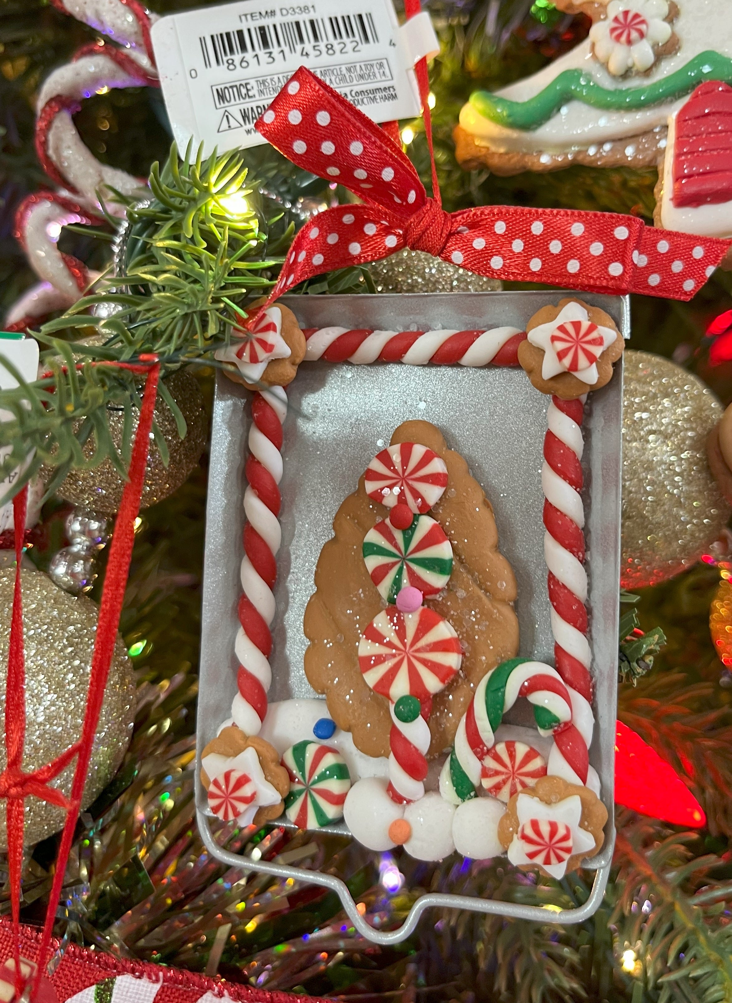 4 Gingerbread Cookies on Tray with Cookie Cutter Ornaments - Perfect for Christmas Baking, Holiday Decor & Festive Gift Giving