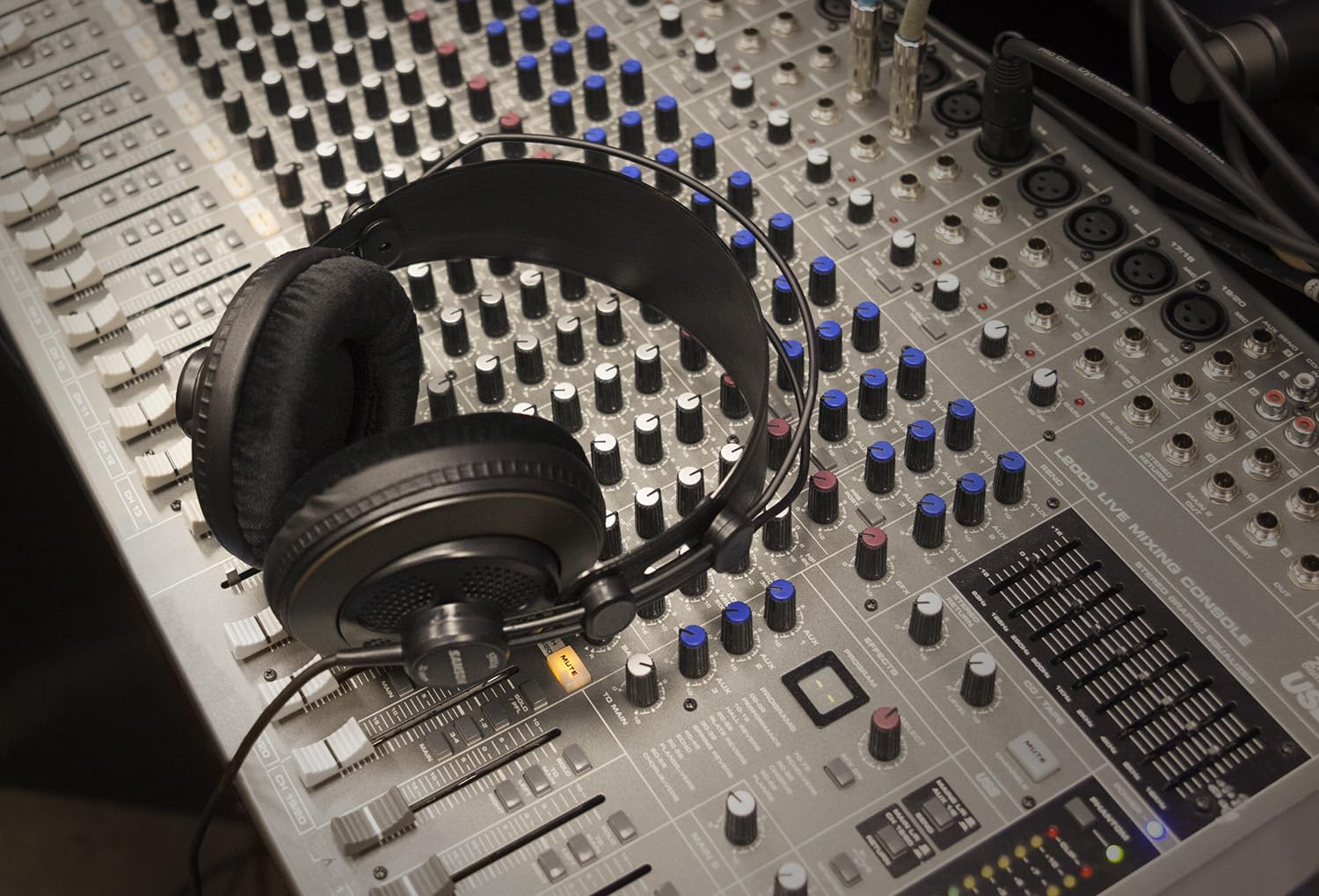 Samson SR850 Professional Studio Reference Headphones - High-Fidelity Over-Ear Headphones for Recording, Mixing & Music Production | Perfect for Home Studios, Podcasting & Audio Monitoring