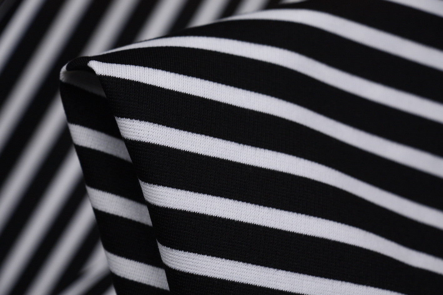 Black and White Ponti T-Shirt - Stylish Graphic Tee for Men & Women - Perfect for Casual Wear, Street Fashion, and Everyday Outfits