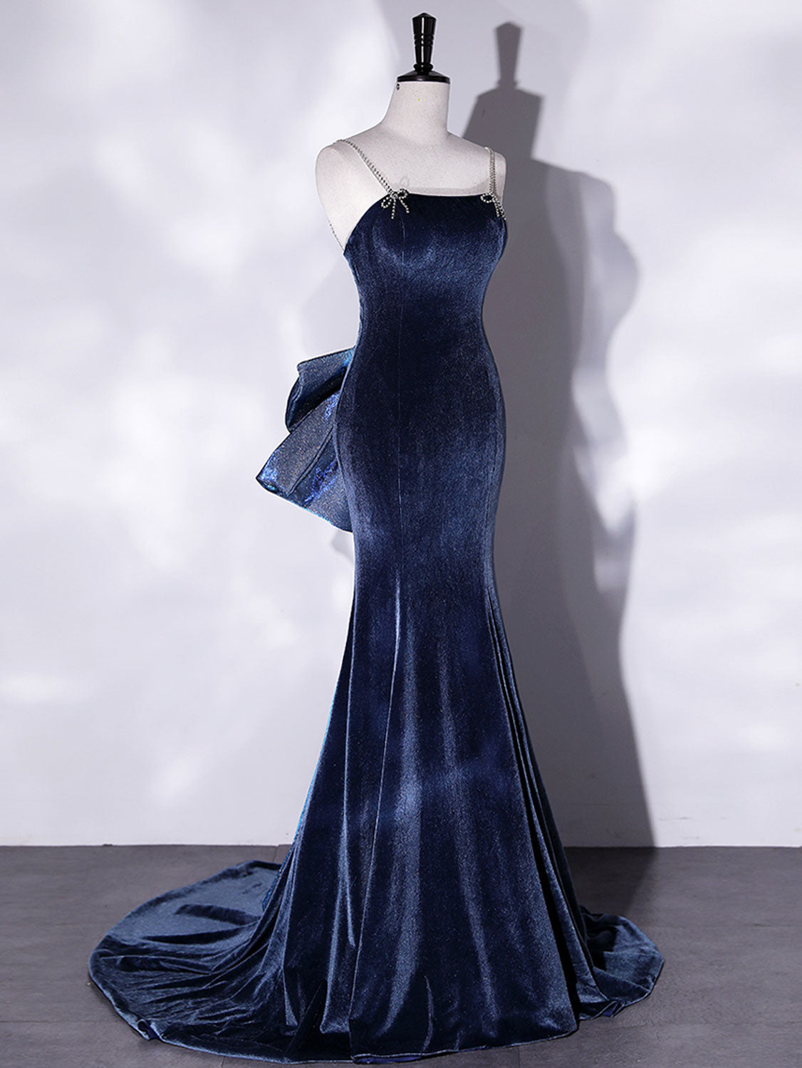Elegant Mermaid Velvet Blue Long Prom Dresses for Women - Formal Evening Gowns for Homecoming, Ball, Wedding & Special Occasions
