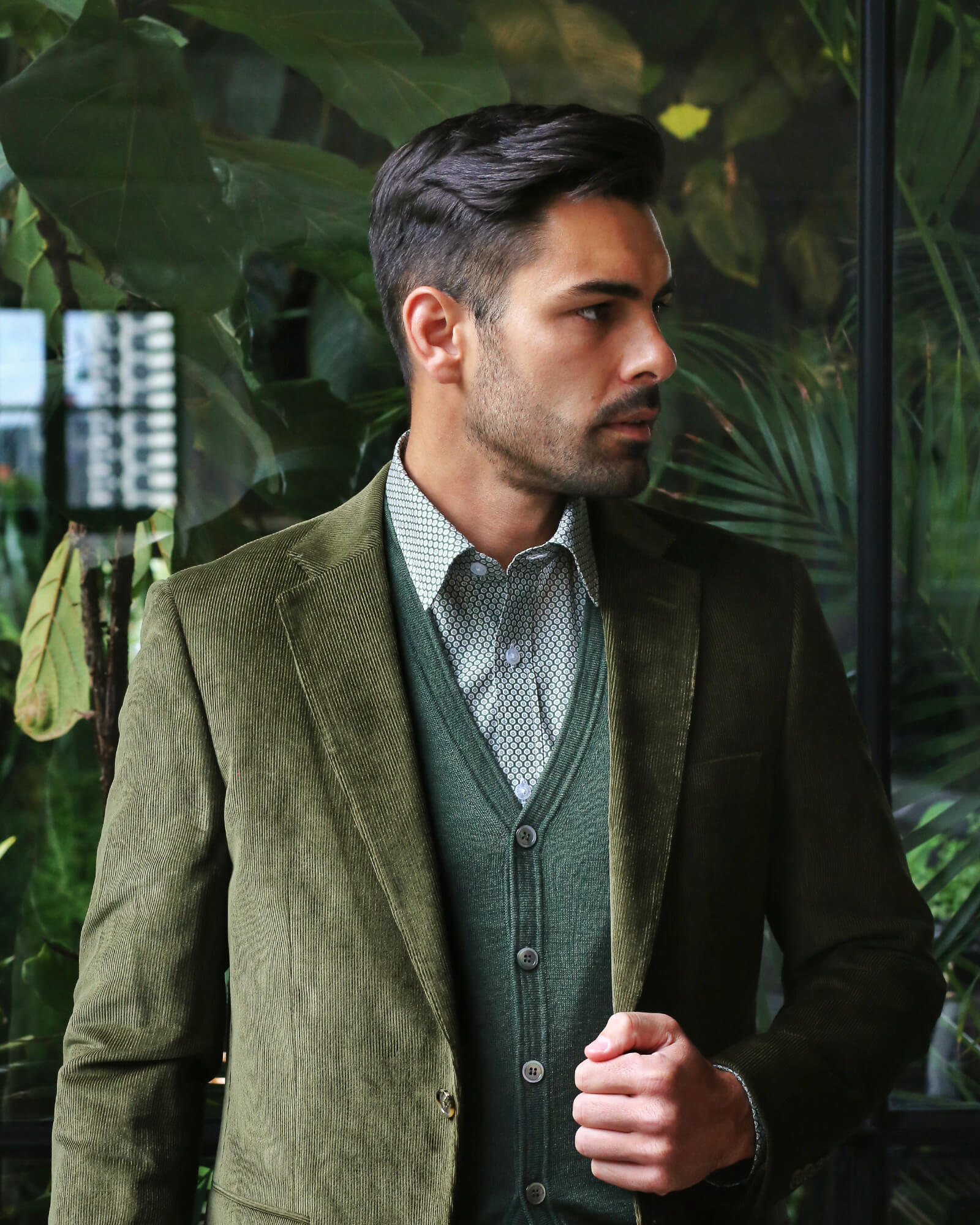Premium Merino Wool Button Vest for Men & Women - Soft & Warm Green Winter Layering Piece - Perfect for Outdoor Hiking, Office Wear & Casual Outfits