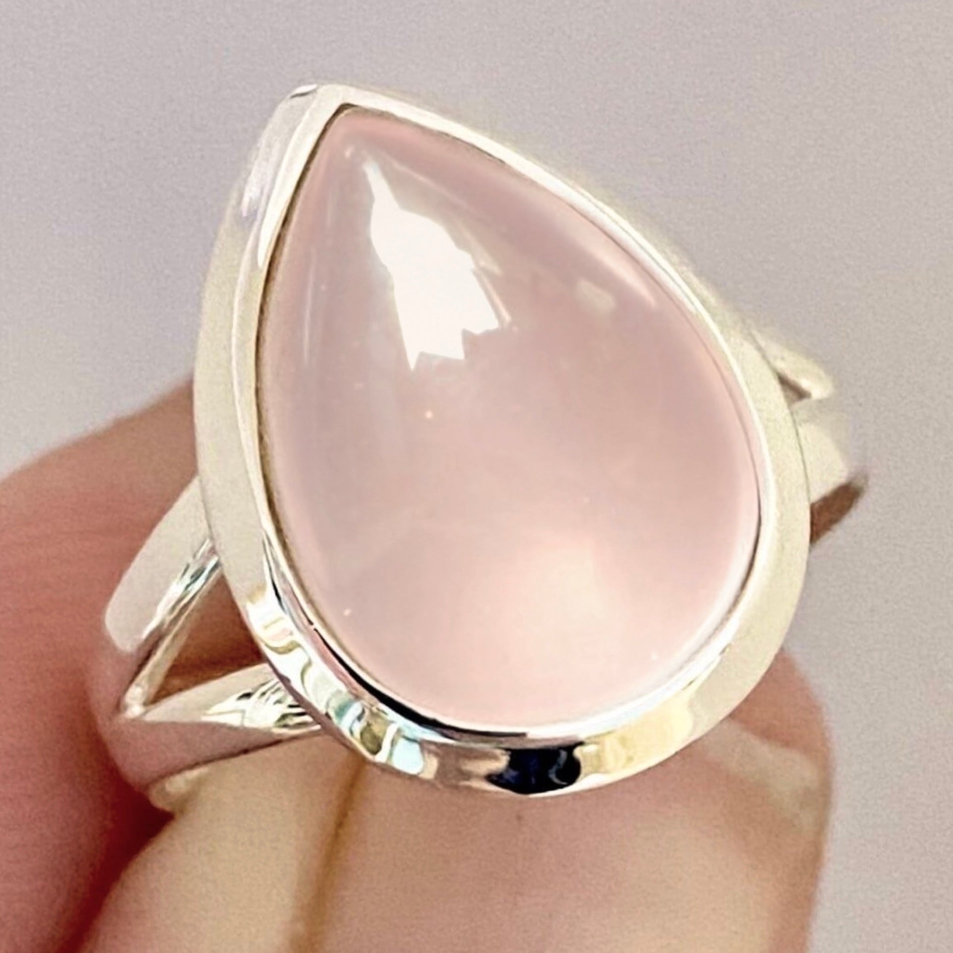 Elegant Rose Quartz Ring for Women - Classic Chic Raindrop Design - Perfect for Everyday Wear, Gift Giving & Spiritual Healing