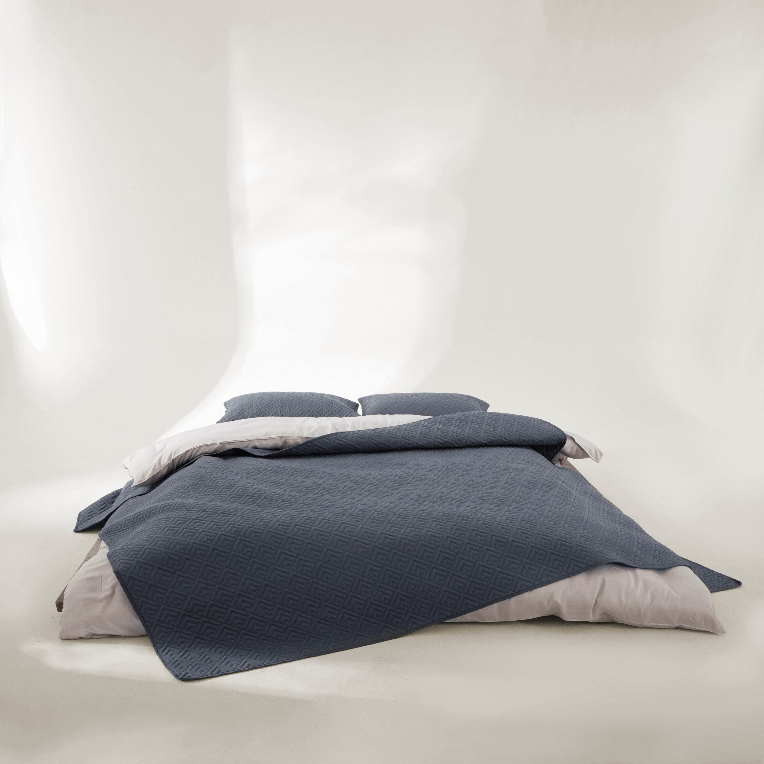 FURRFREE Quilt Set - Pet Hair Repellent Bedding for Dogs & Cats | Hypoallergenic & Easy Clean | Perfect for Pet Owners & Allergy Sufferers | Cozy Home & Bedroom Decor