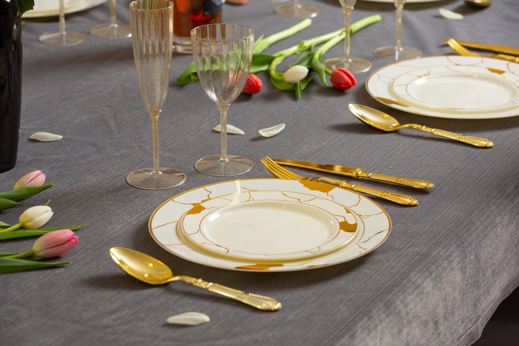 Elegant Cream & Gold Round Plastic Plates - Marble Design for Parties, Weddings & Home Decor - Durable & Stylish Disposable Dinnerware
