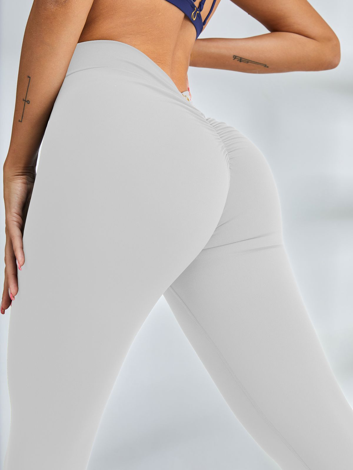 ZASUWA Women's Scrunch Bum Deep V Back Yoga Leggings - High Waisted Workout Pants for Gym, Running & Fitness