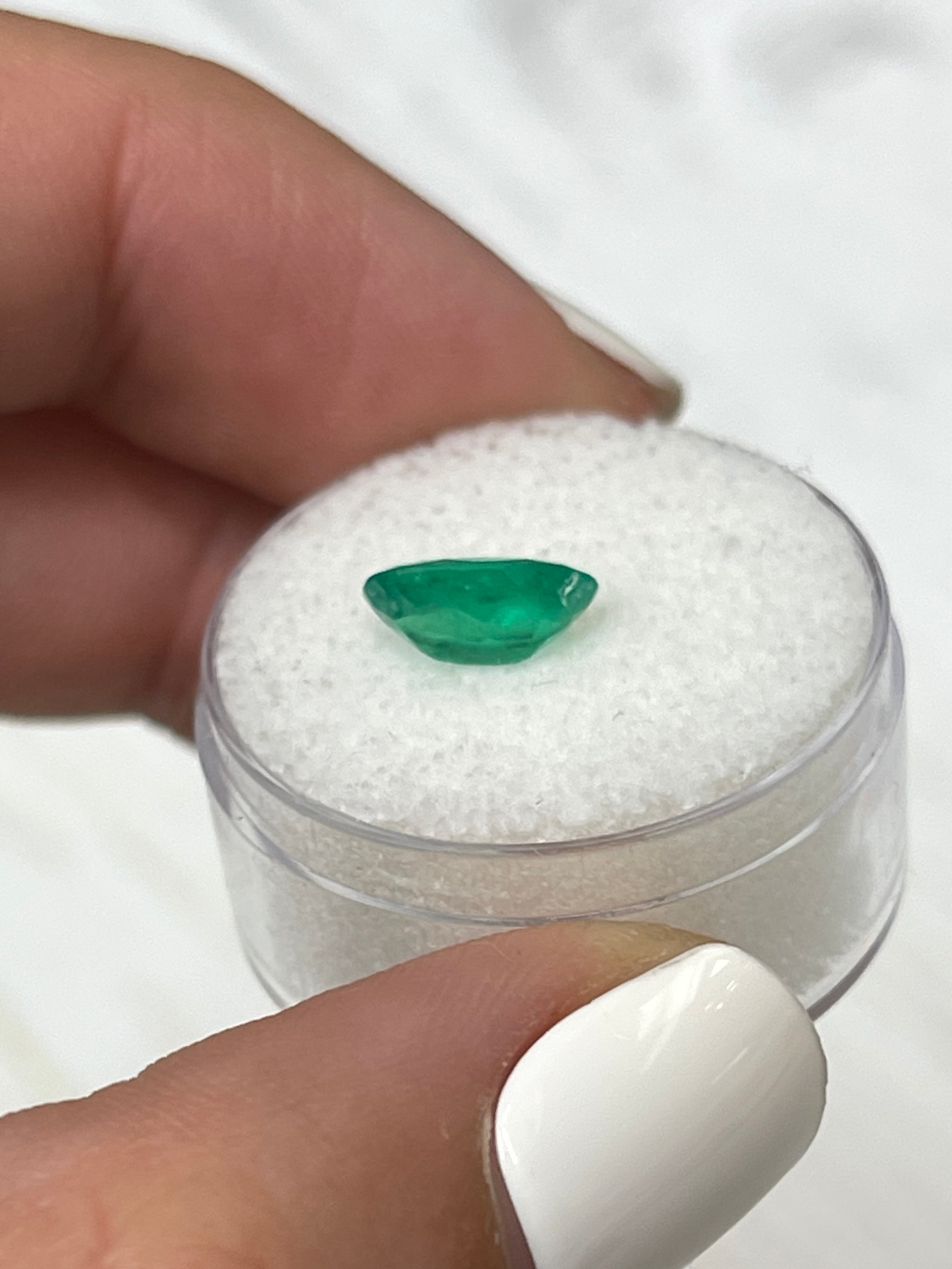 1.35 Carat 9.5x6mm Elongated Oval Cut Natural Colombian Emerald - Grass Green Loose Gemstone for Jewelry Making, Engagement Rings & Collector's Items